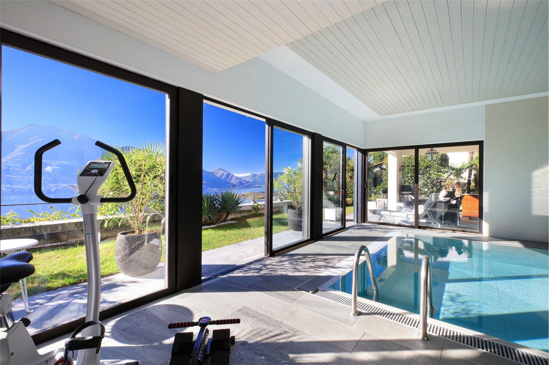Innenraum mit Pool und Bergblick