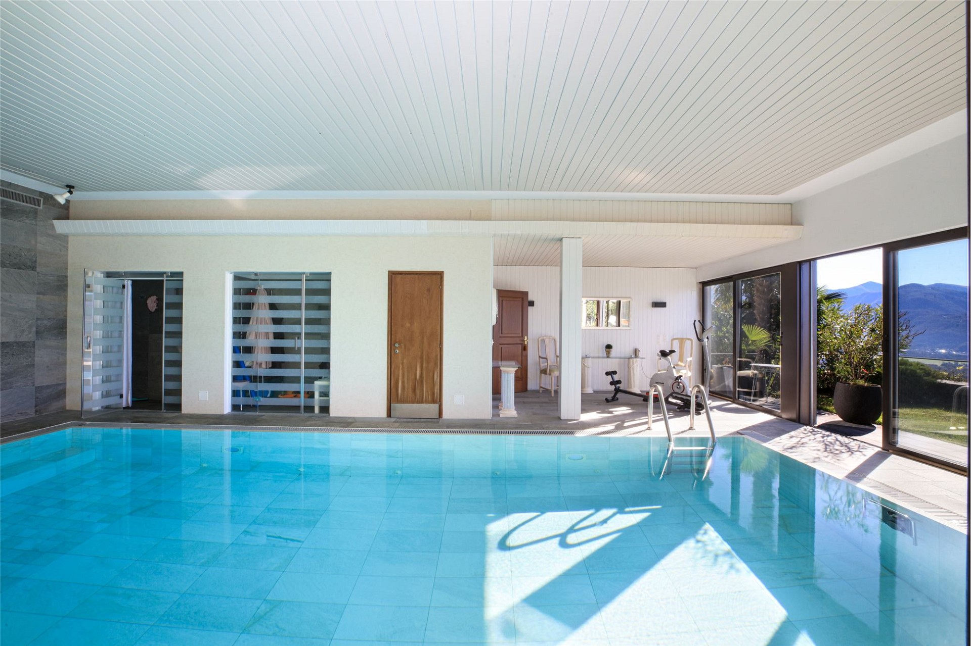 Innenpool mit Bergblick