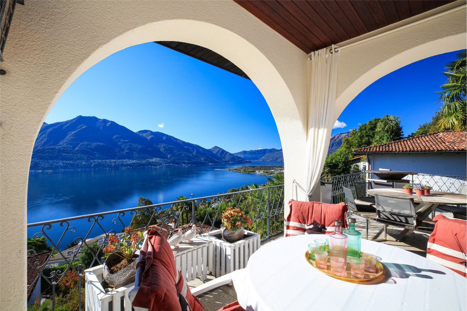 Balkon mit Seeblick und Bergpanorama