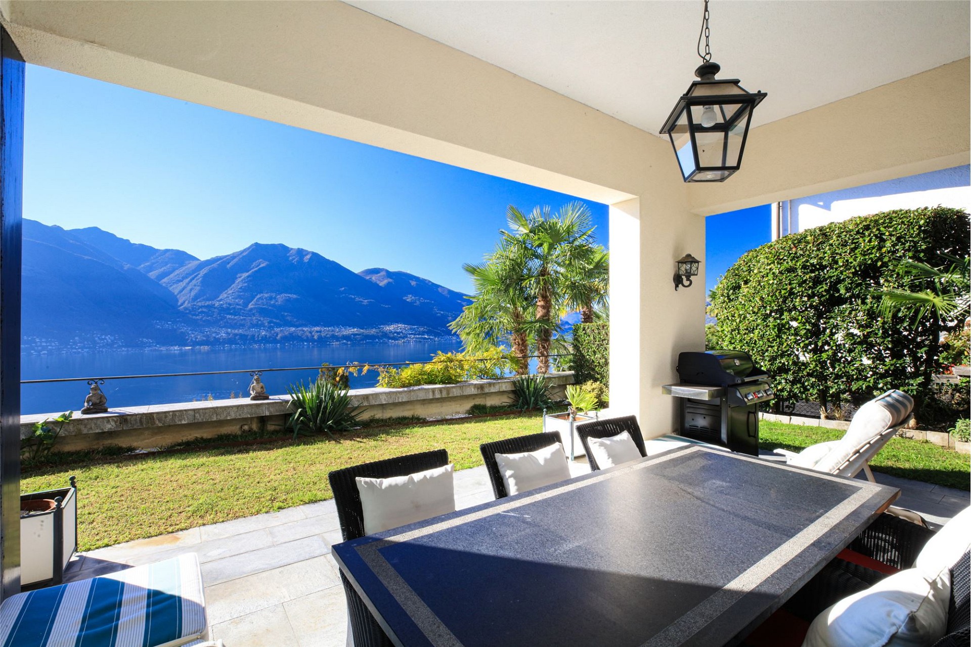 Überdachte Terrasse mit Seeblick