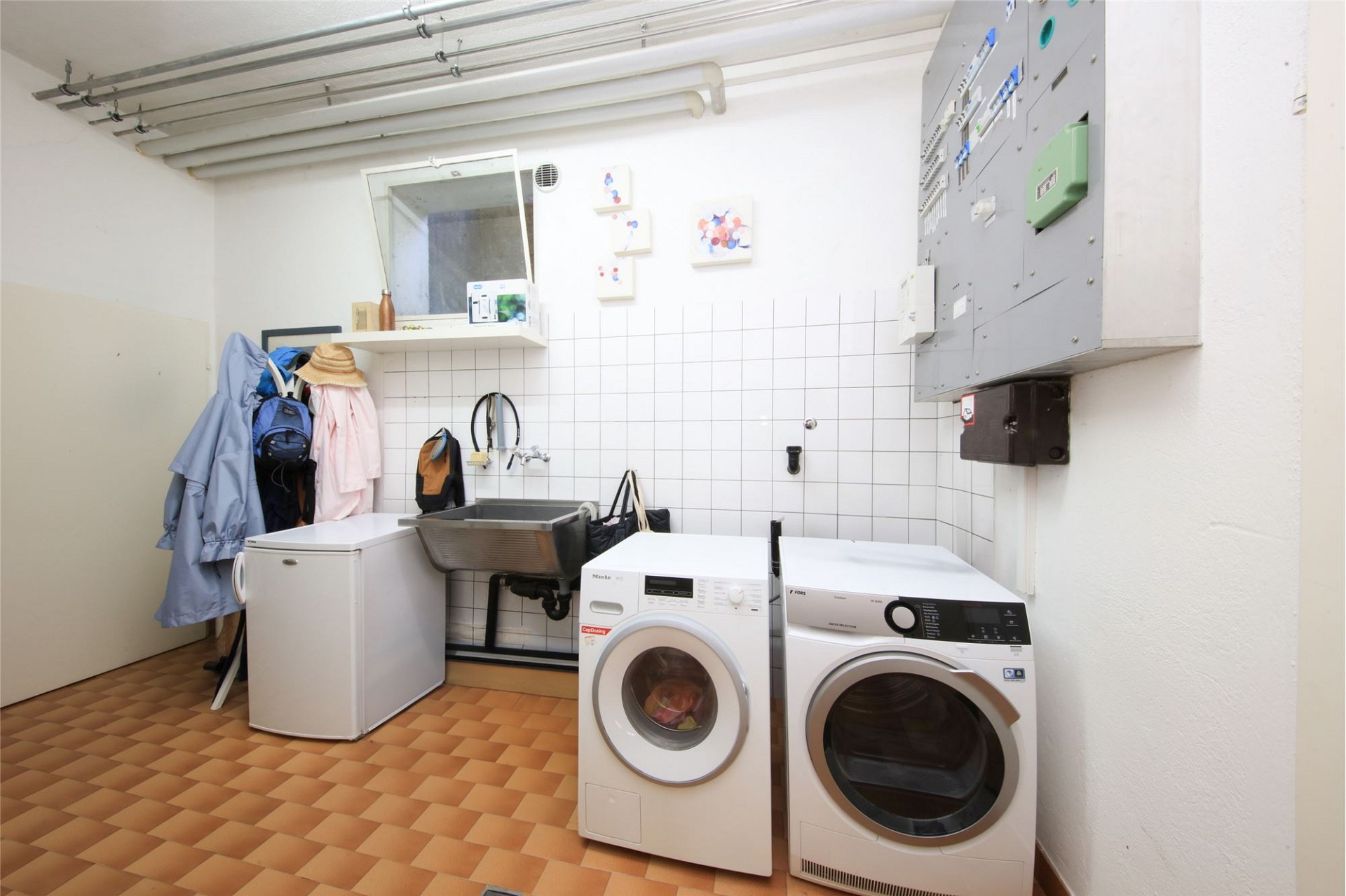 Hauswirtschaftsraum mit Waschmaschine und Trockner