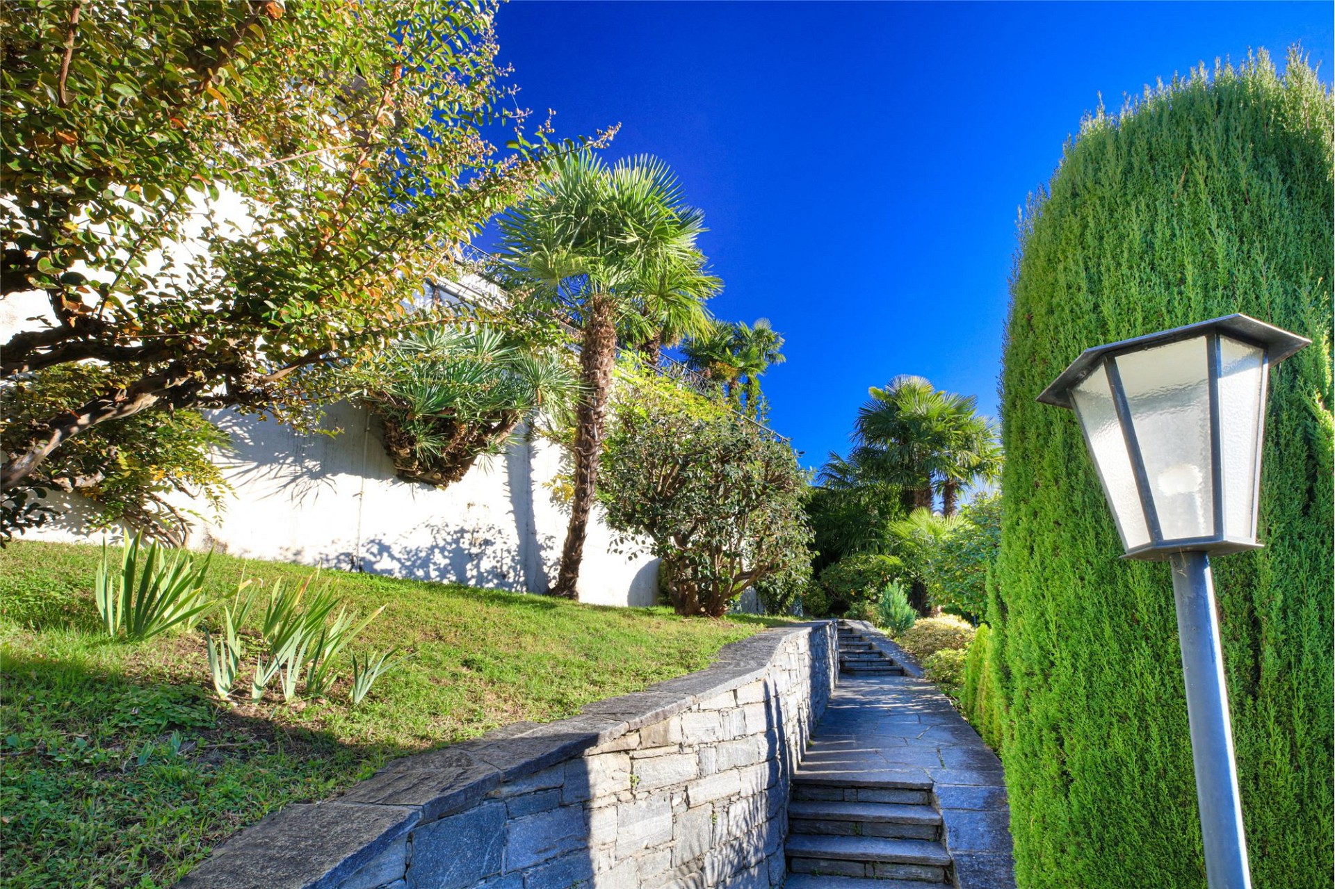 Mediterraner Gartenweg mit Treppe