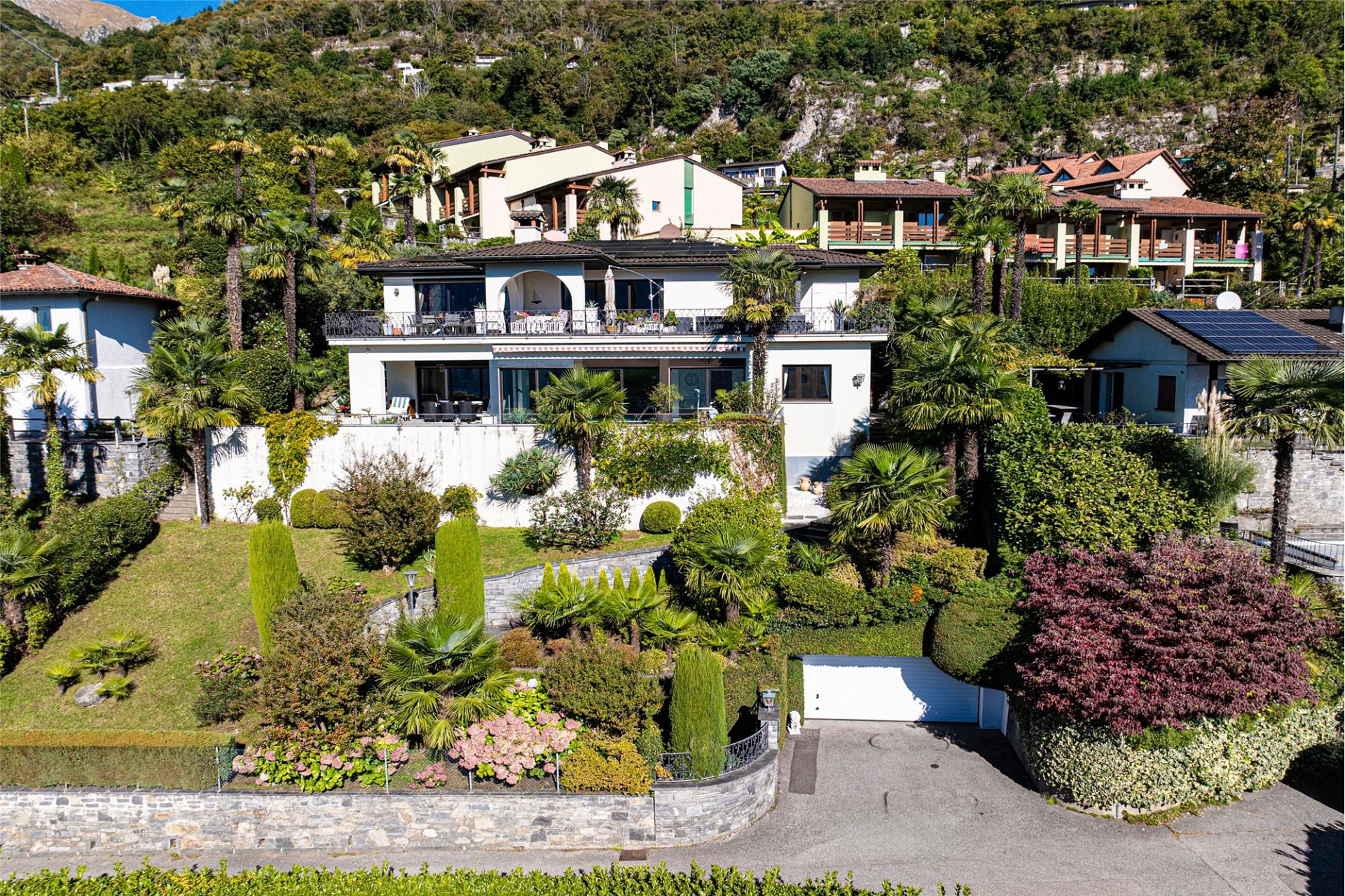 Luxuriöse Villa in Hanglage mit Garten