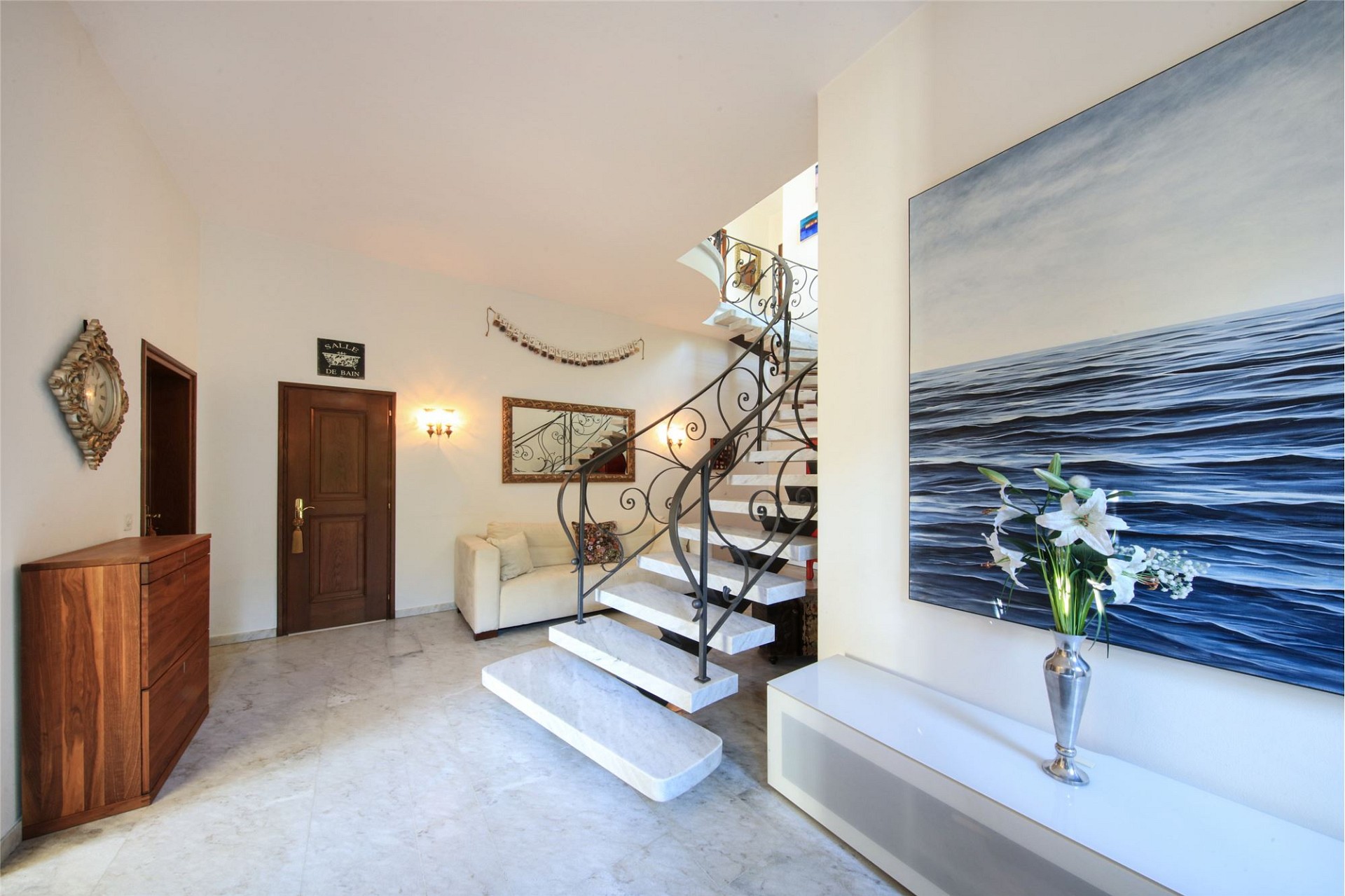 Eleganter Eingangsbereich mit Treppe