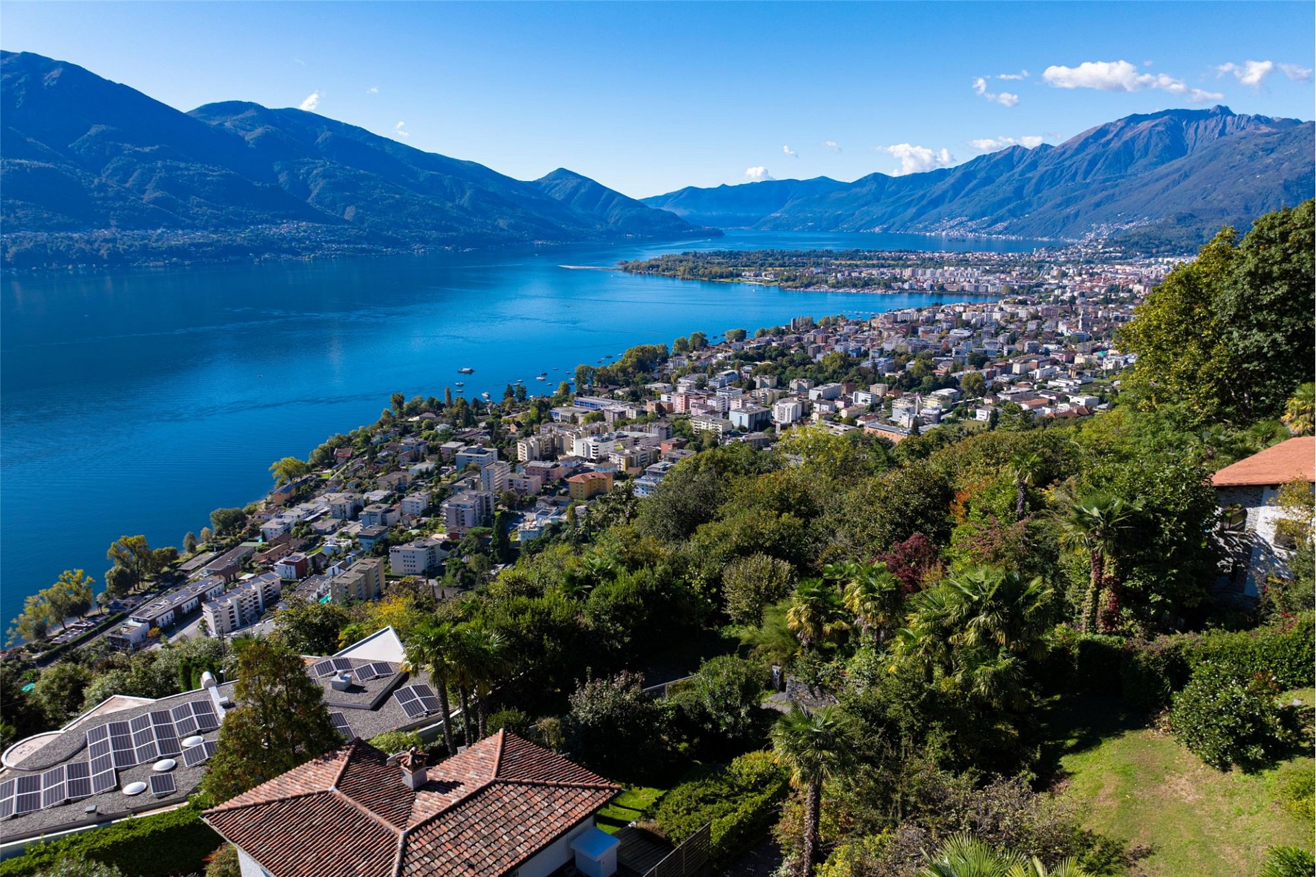 Panoramablick über See und Stadt