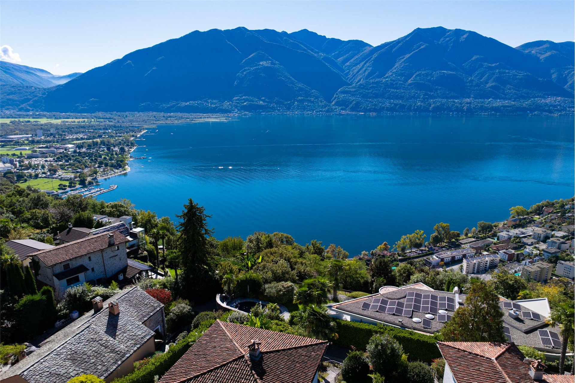 Panoramablick über See und Berge