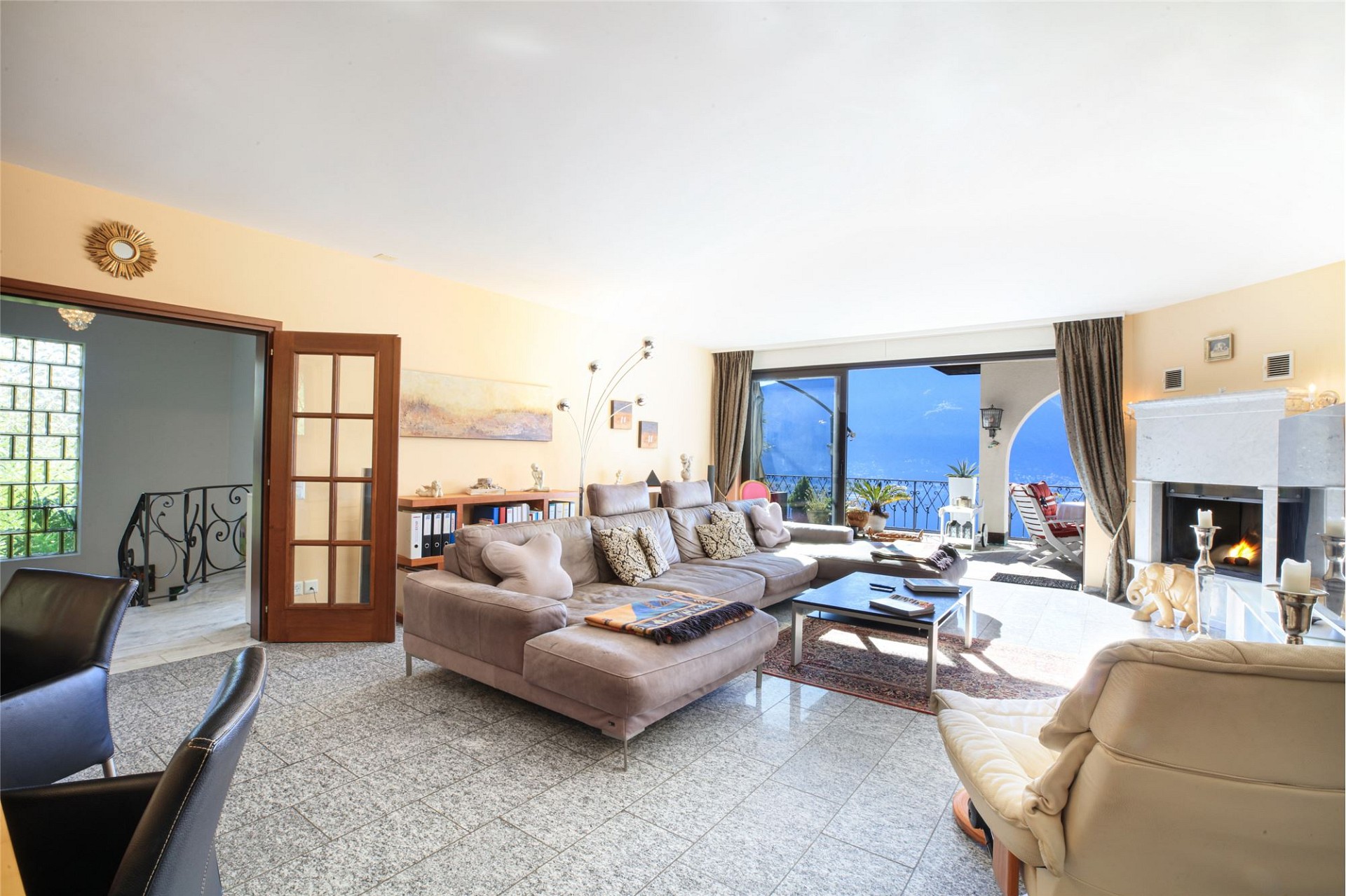 Helles Wohnzimmer mit Meerblick und Kamin