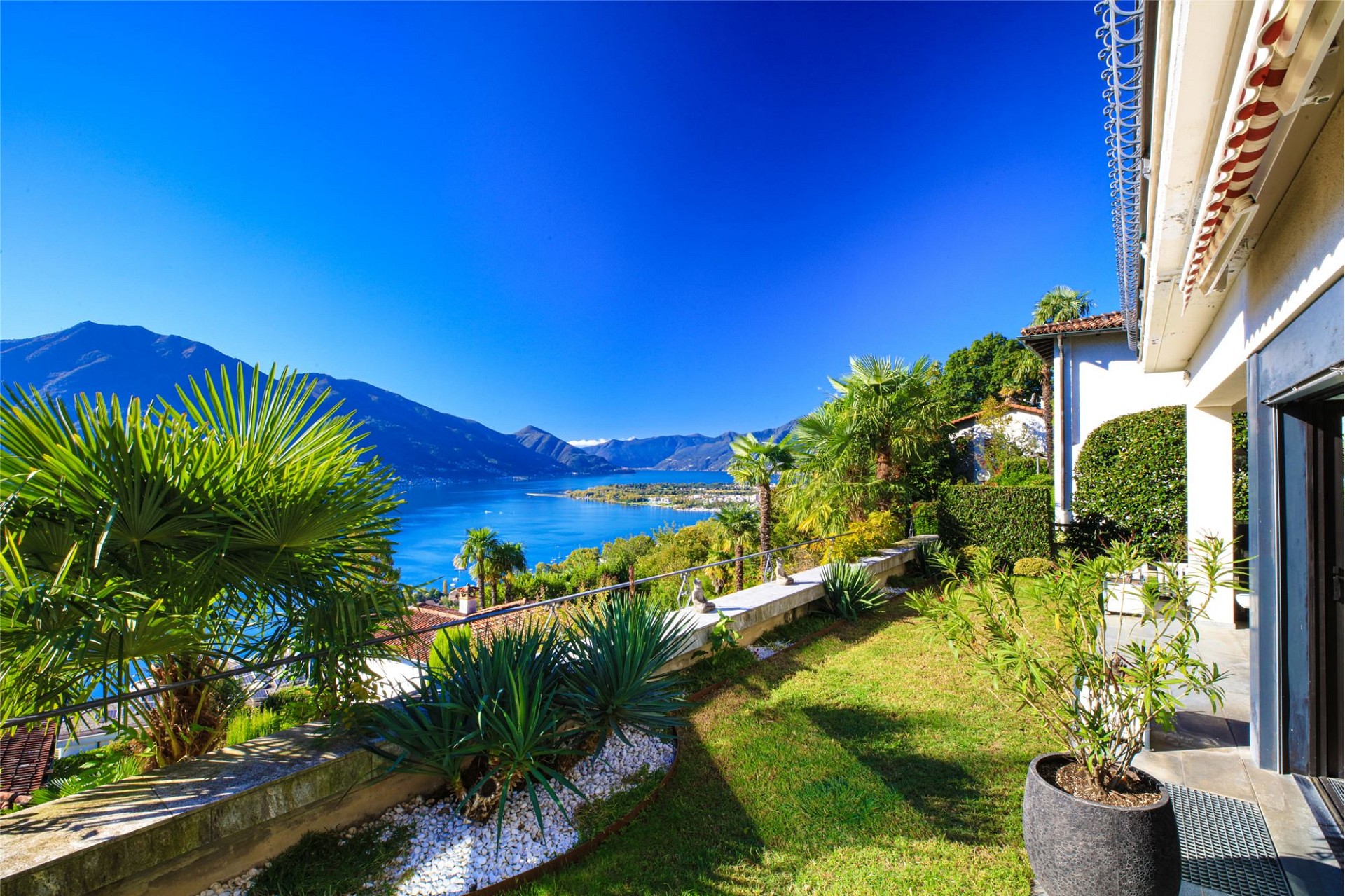 Villa mit Seeblick und mediterranem Garten