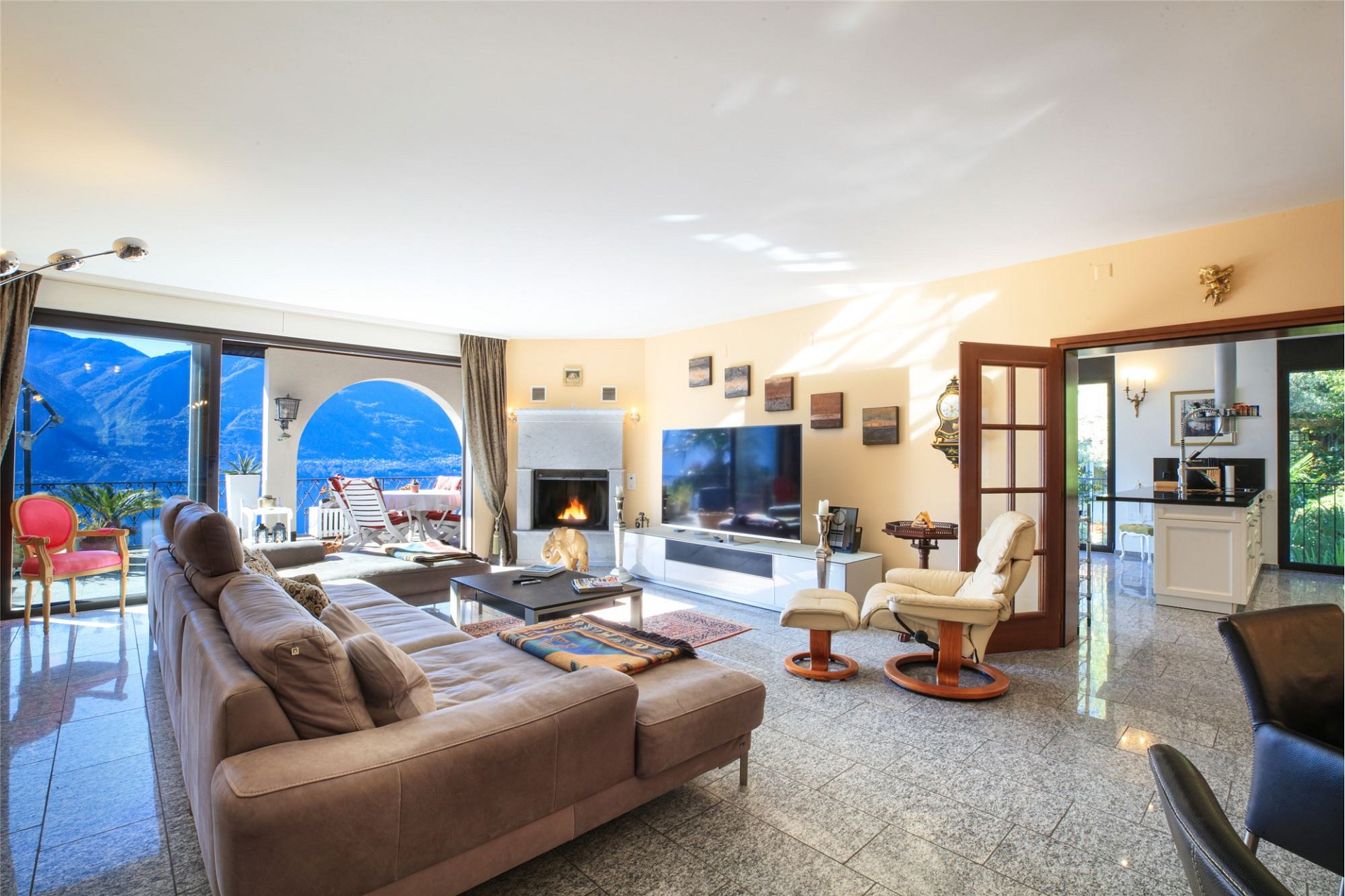 Großzügiges Wohn-Esszimmer mit Panoramablick
