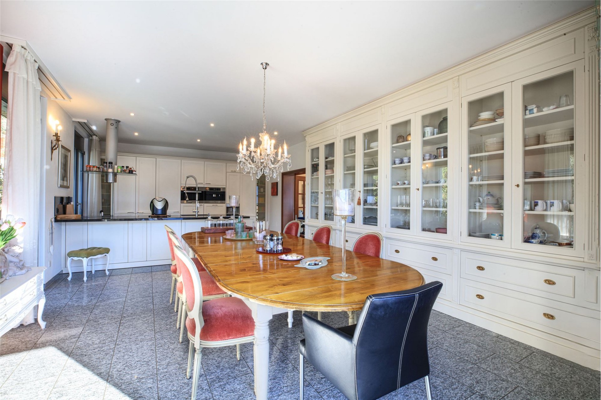 Elegantes Esszimmer mit offener Küche
