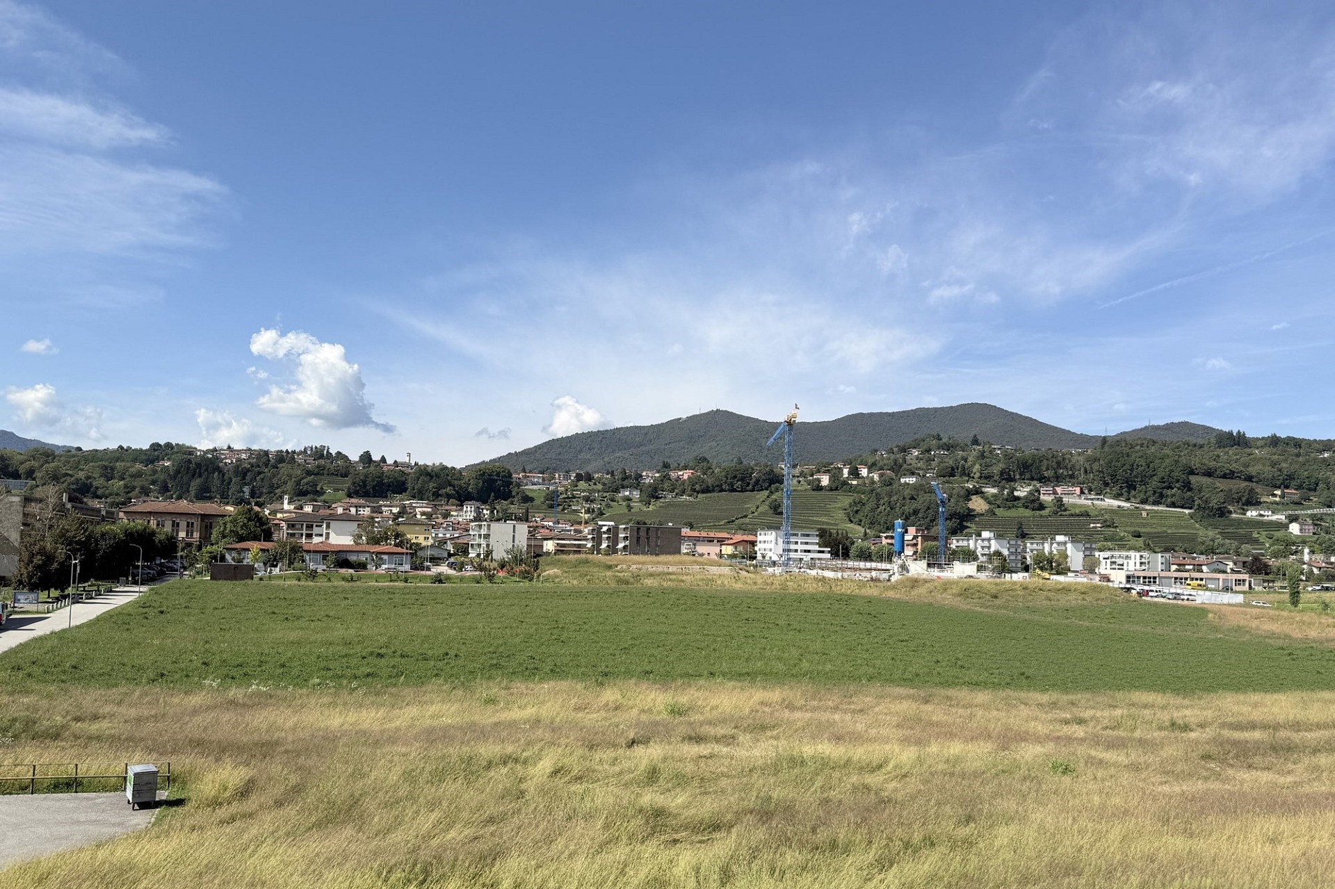 Landschaft mit Wiesen und Bergblick