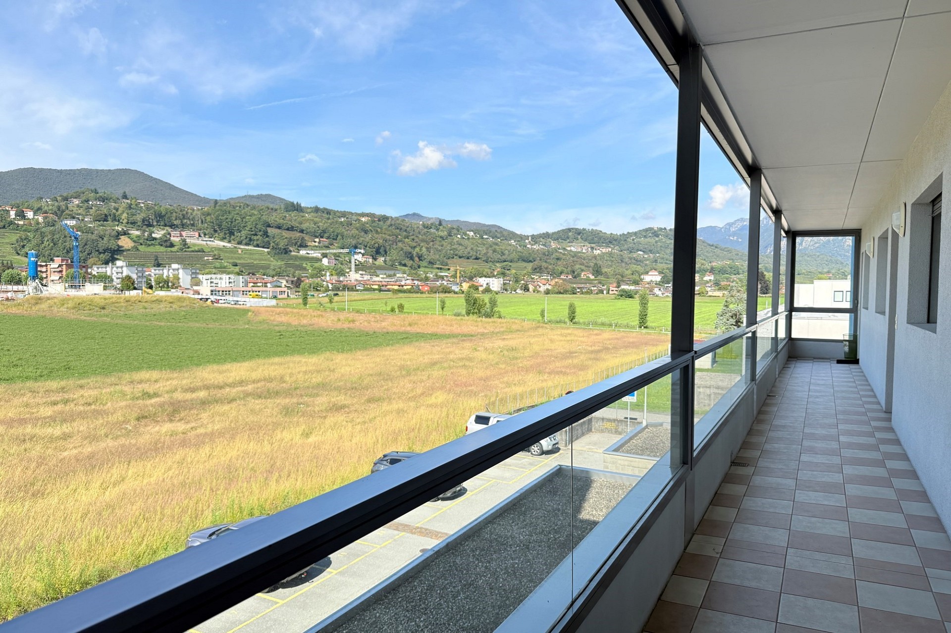 Balkon mit Berg- und Feldblick