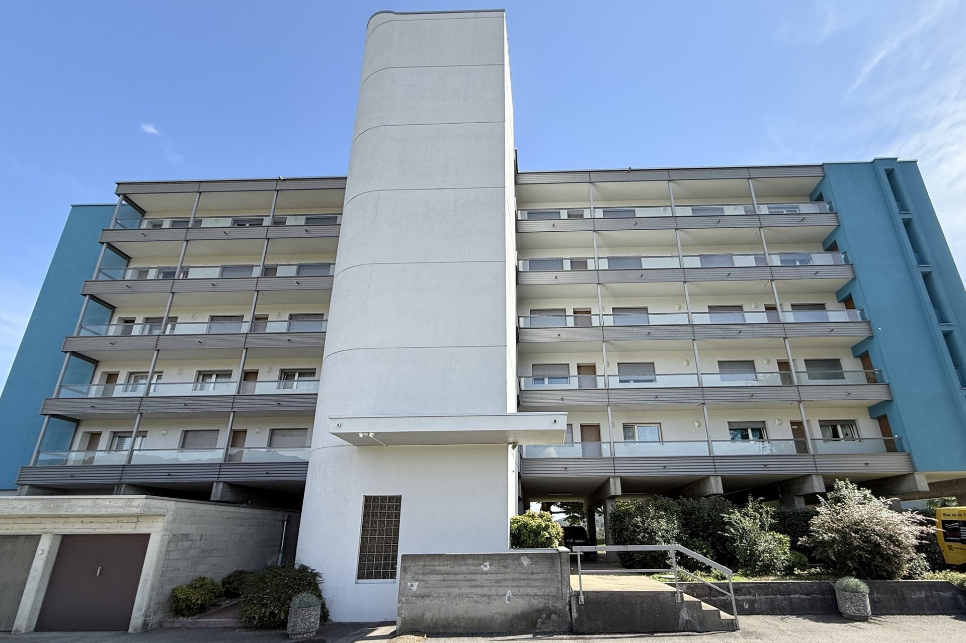 Modernes Mehrfamilienhaus mit Balkonen