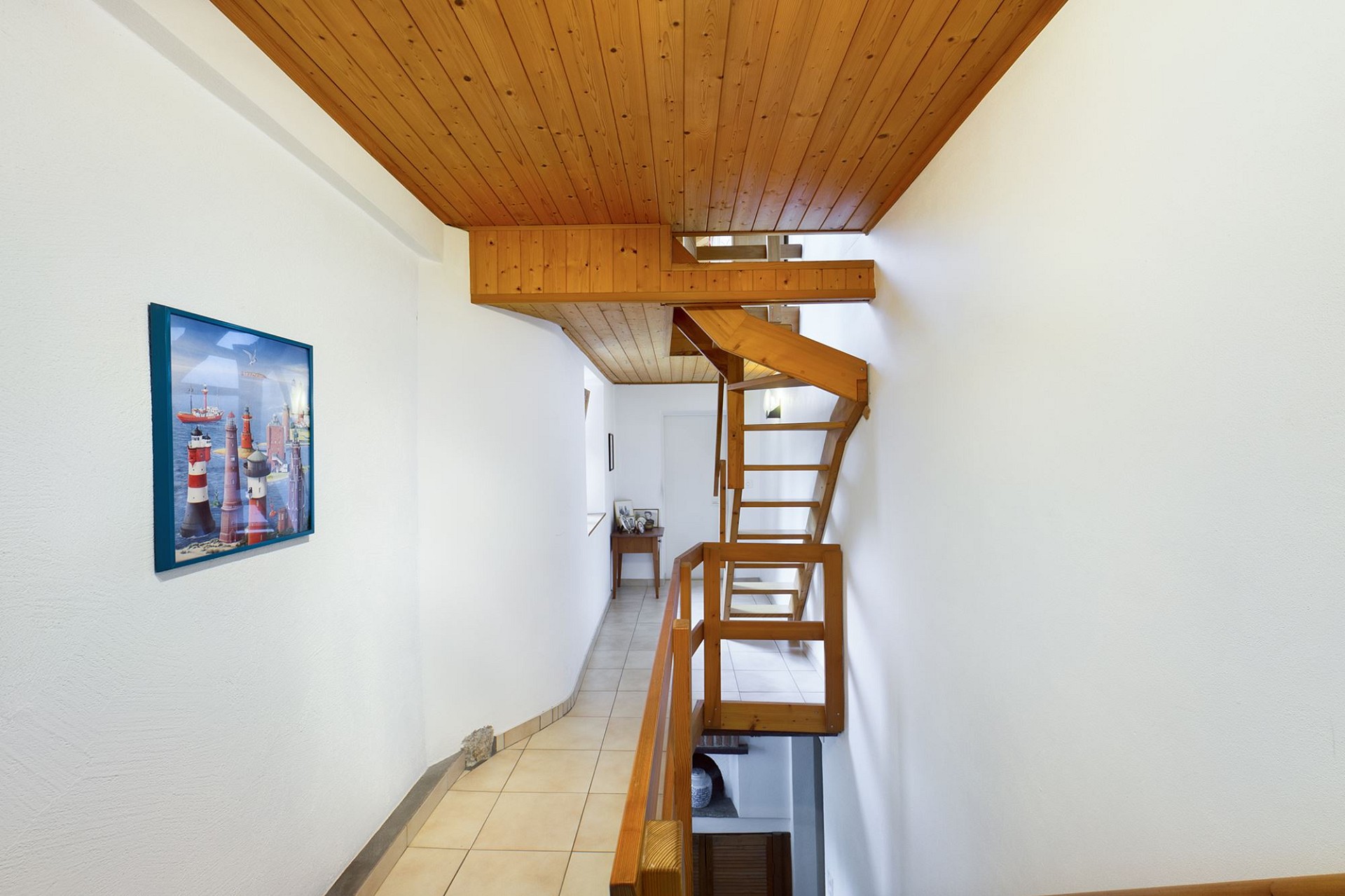 Langer Flur mit Treppe