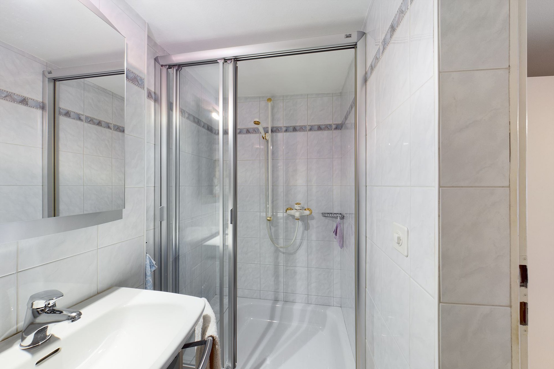 Kleines modernes Badezimmer mit Dusche