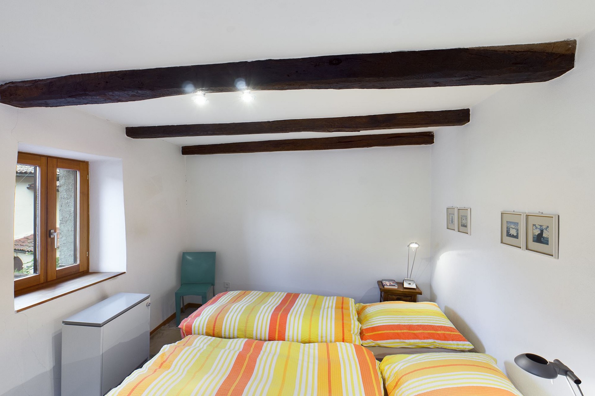 Schlafzimmer mit sichtbaren Holzbalken
