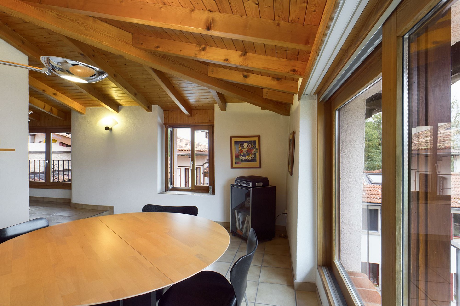 Essbereich mit Holzdecke und Rundtisch