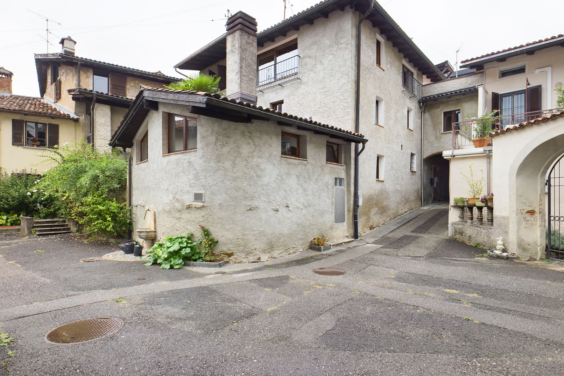 Historischer Innenhof mit mediterranen Wohnhäusern