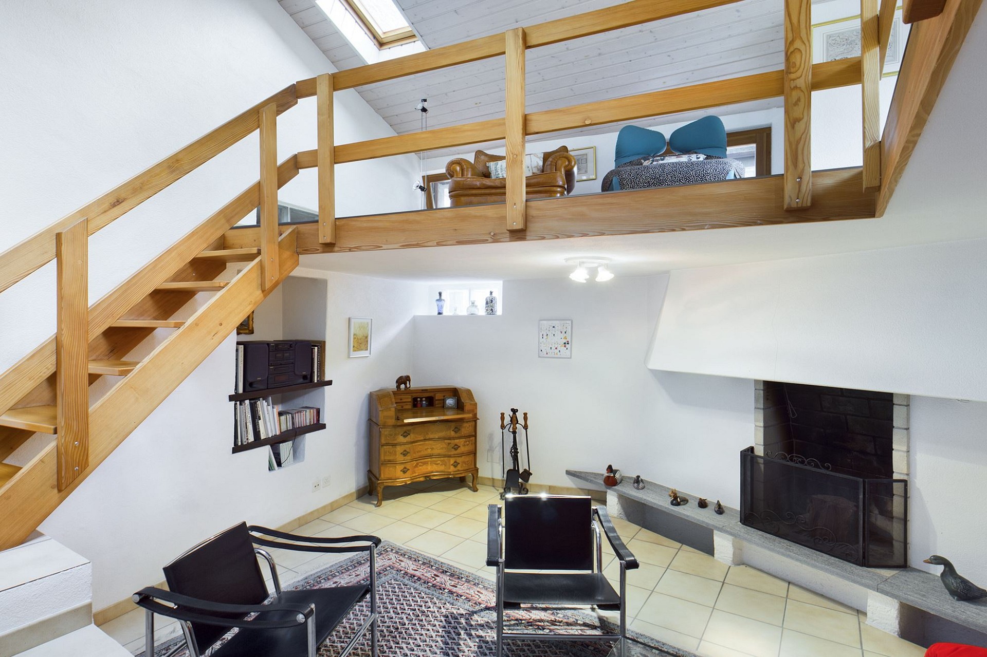 Wohnzimmer mit Galerie und Kamin