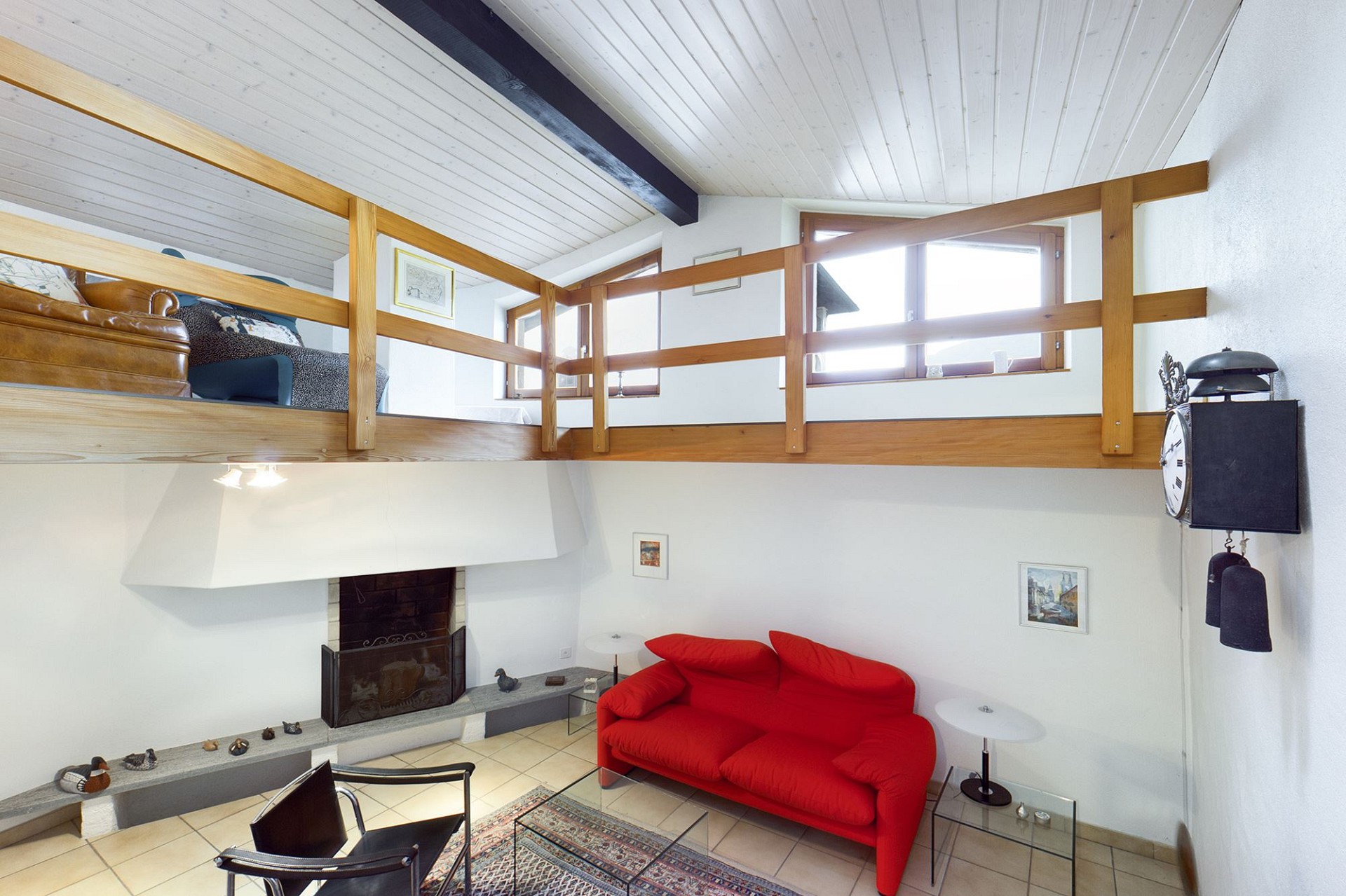 Wohnzimmer mit Galerie und Kamin