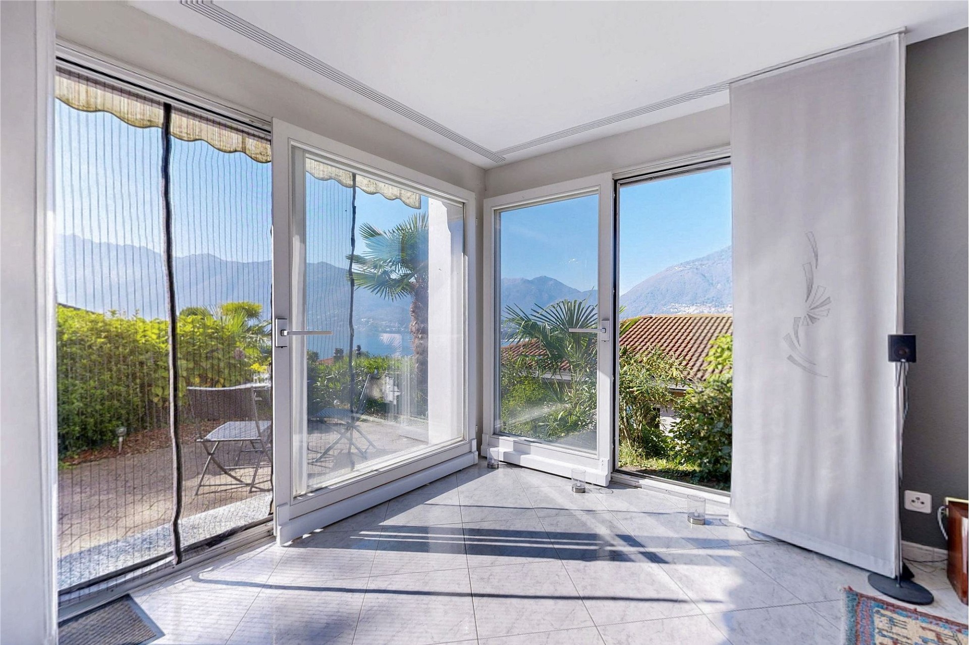 Heller Raum mit Panoramafenstern und Bergblick