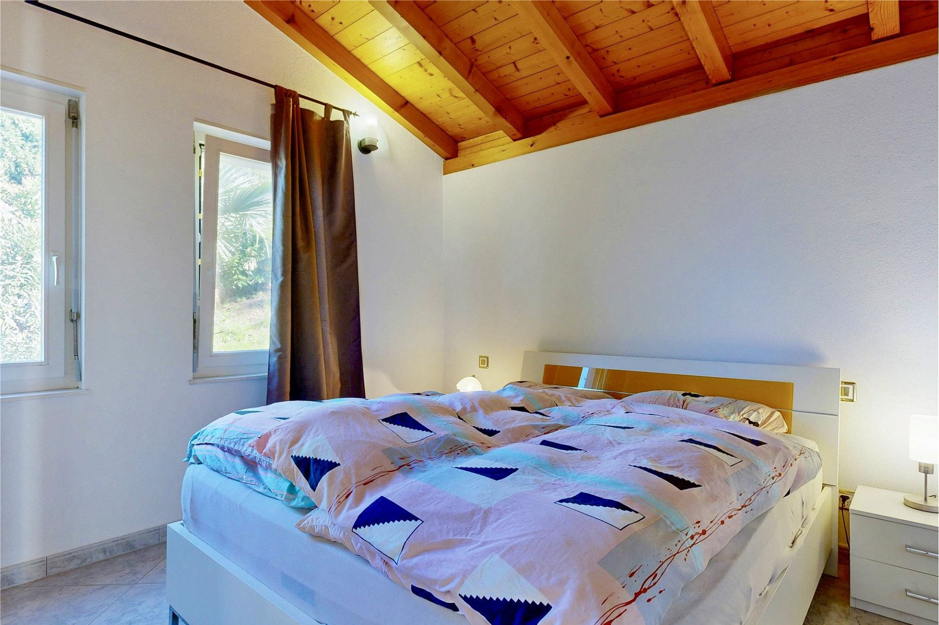 Helles Schlafzimmer mit Holzdecke