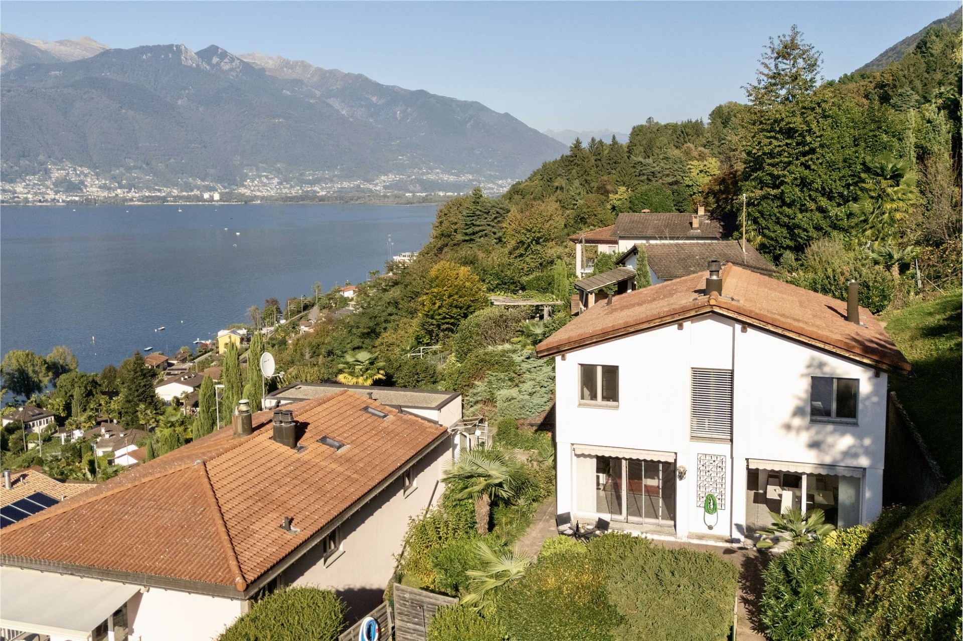 Seegrundstück mit Häusern und Bergblick
