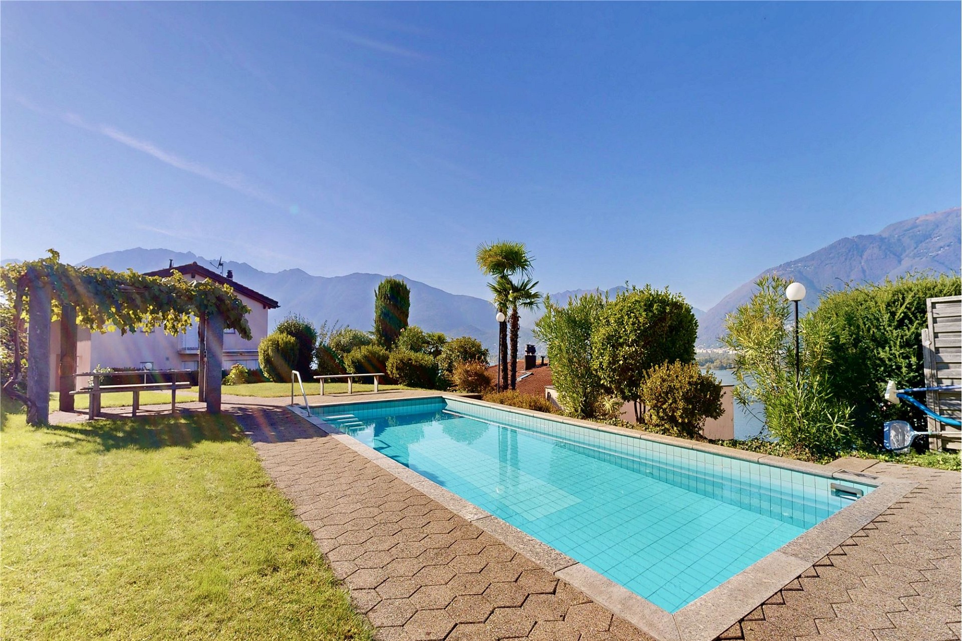 Außenbereich mit Pool und Bergblick