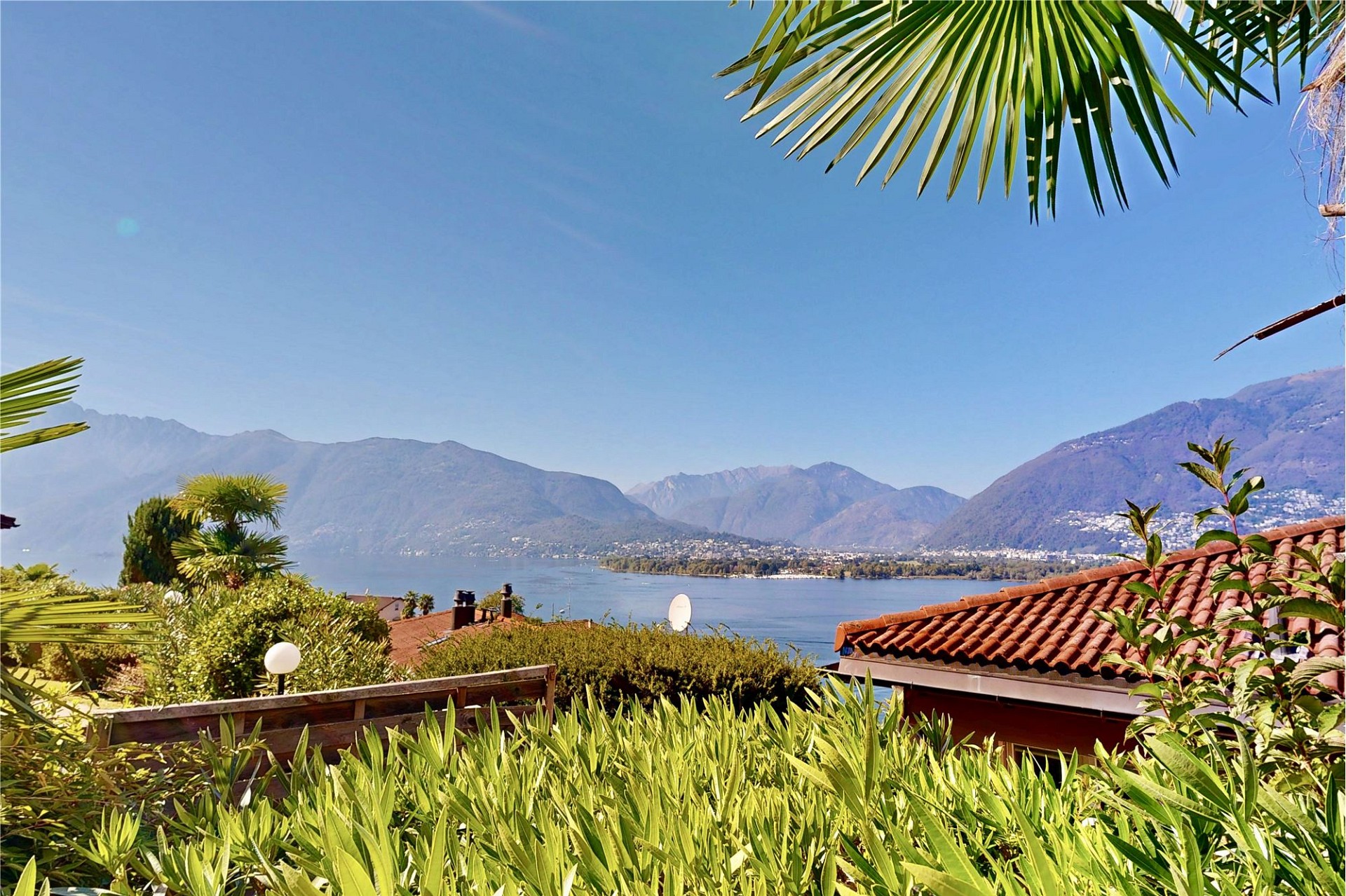 Panoramablick auf See und Berge