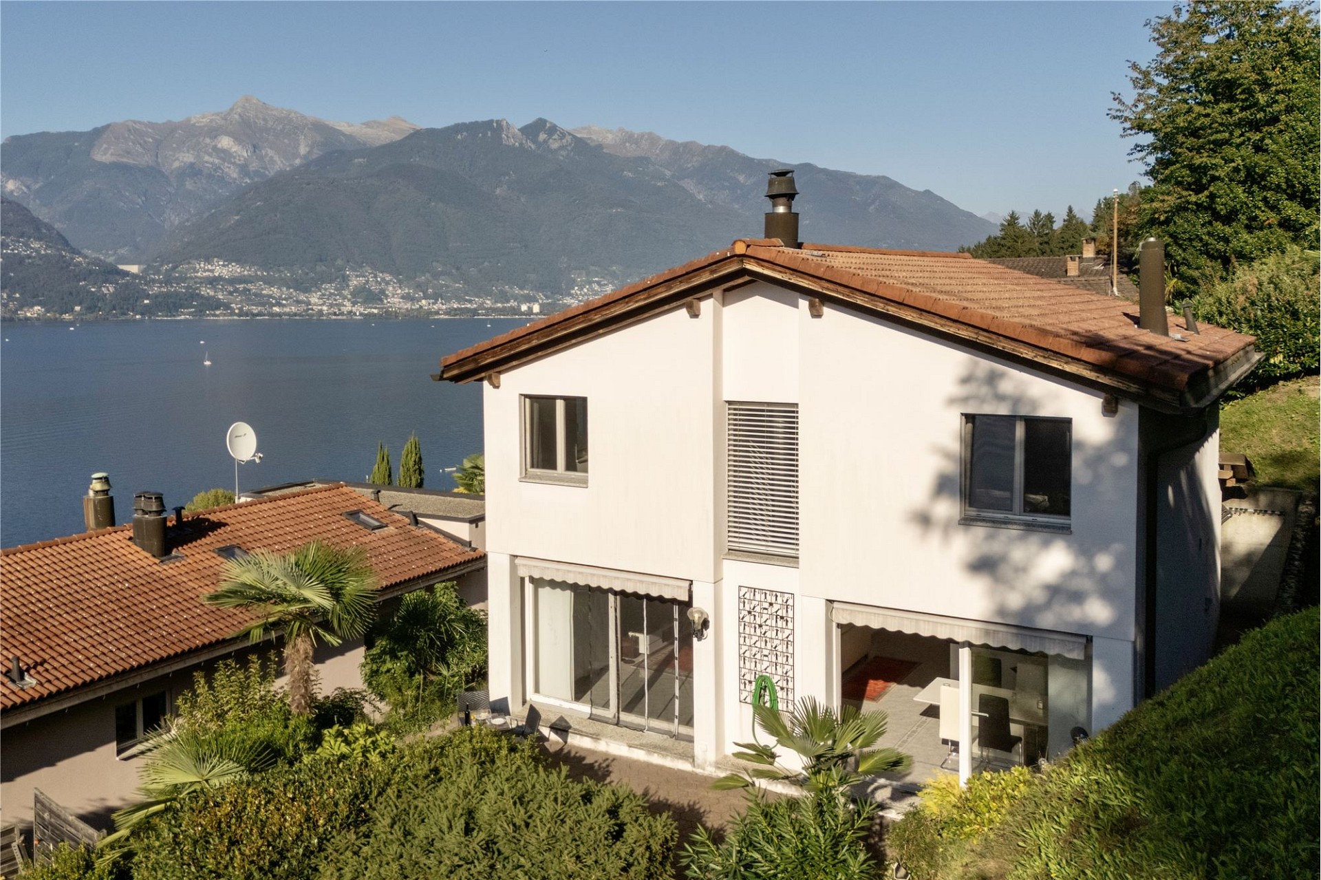Seeblick auf ein Haus mit Bergen