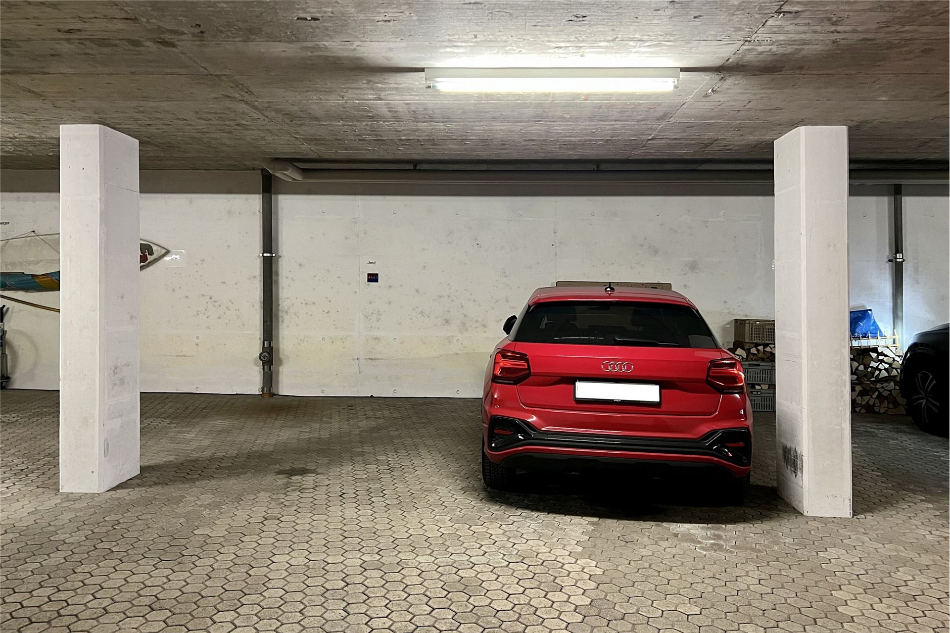 Tiefgarage mit geparktem SUV