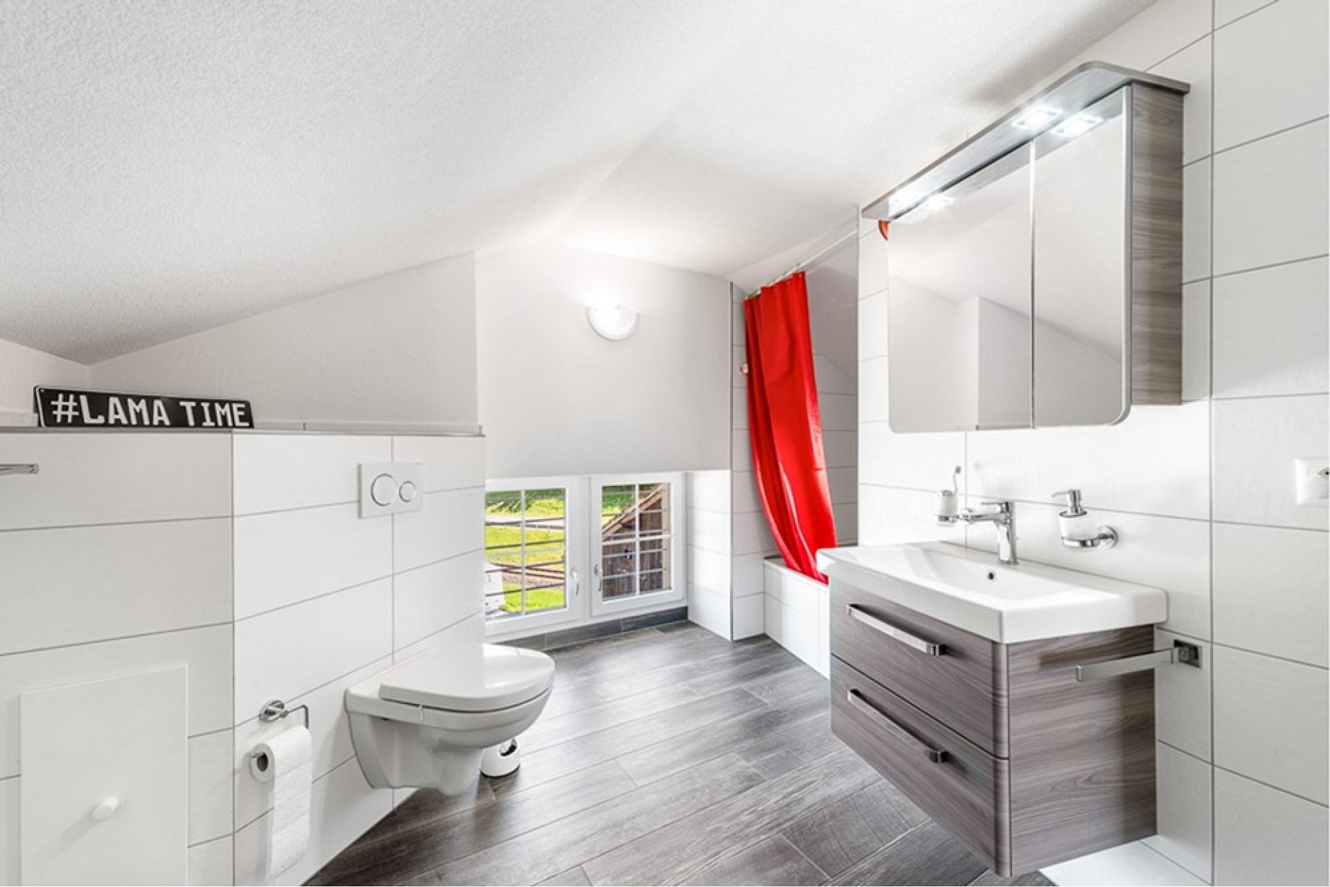 Modernes Dachgeschoss-Badezimmer mit schräger Decke