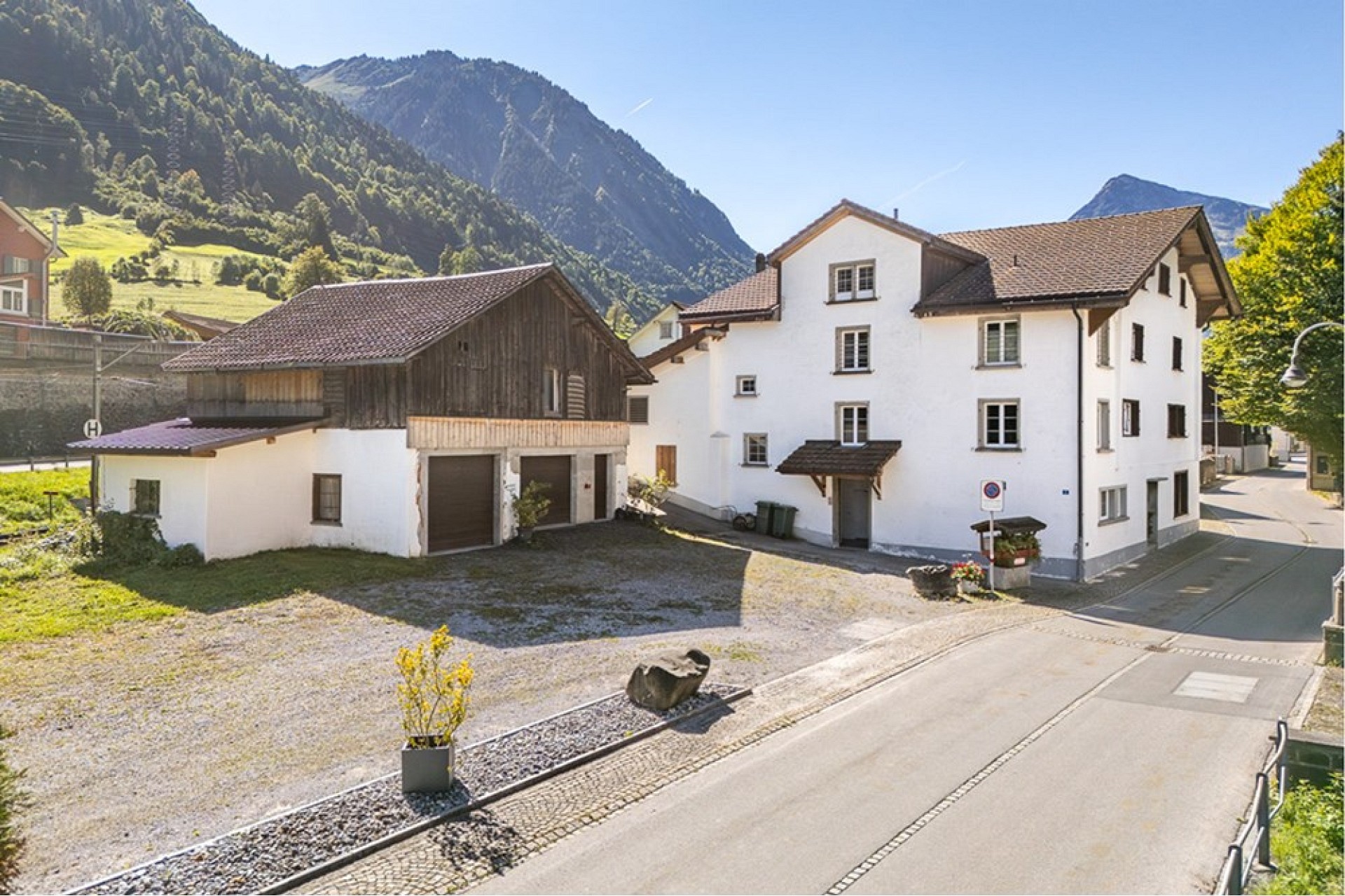 Alpines Wohnhausensemble mit Bergblick