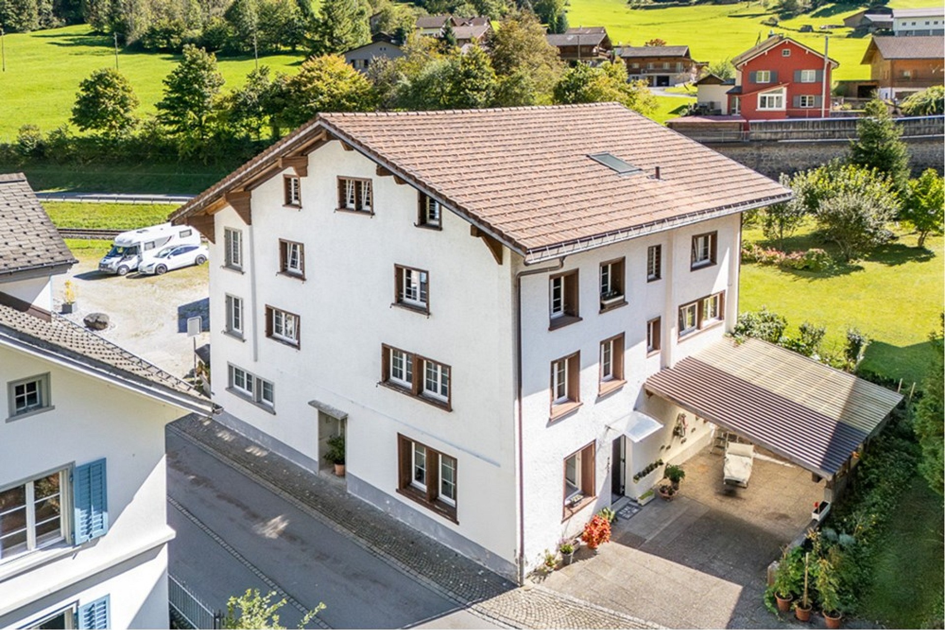 Ländliches Wohnhaus mit großem Satteldach