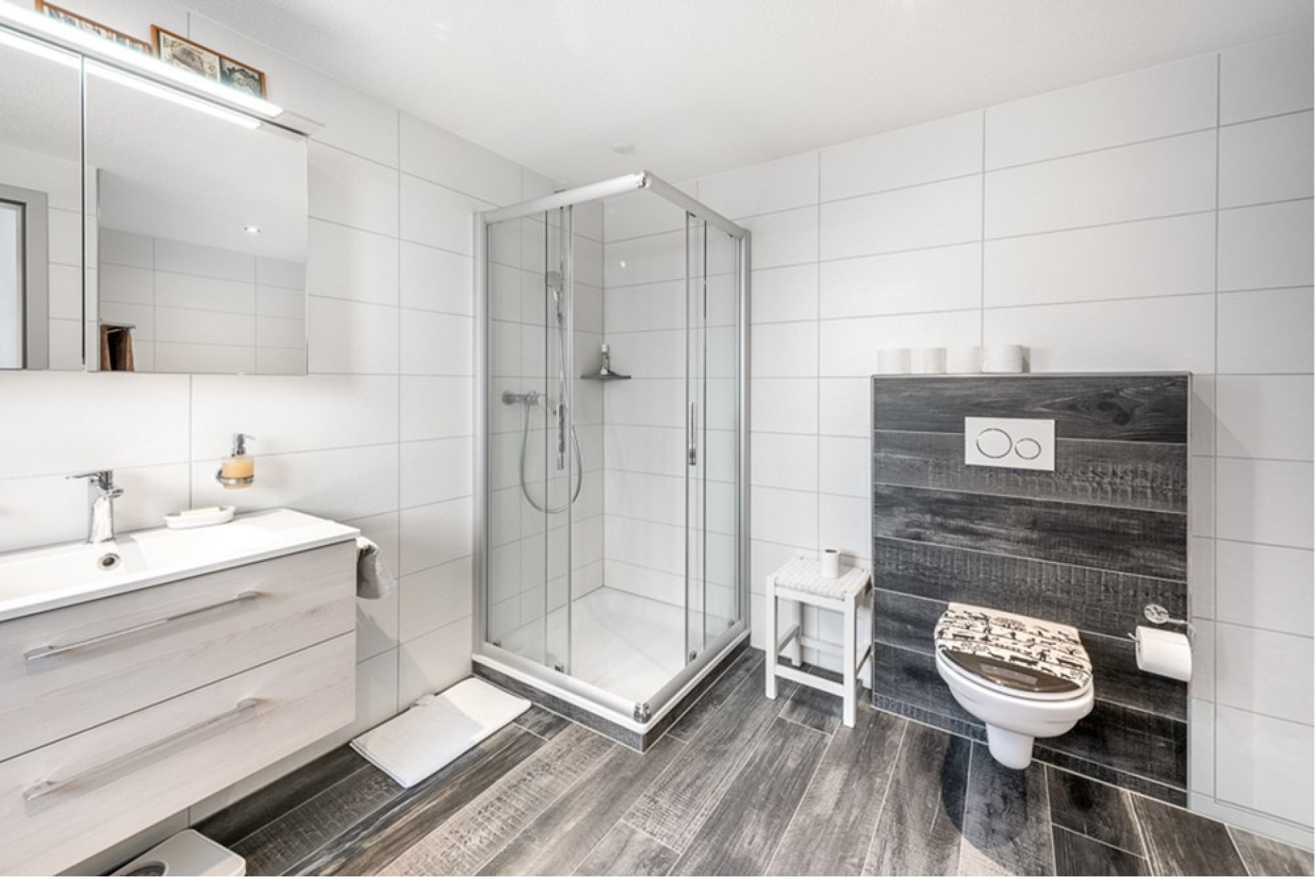 Modernes Badezimmer mit Dusche, Waschtisch und WC