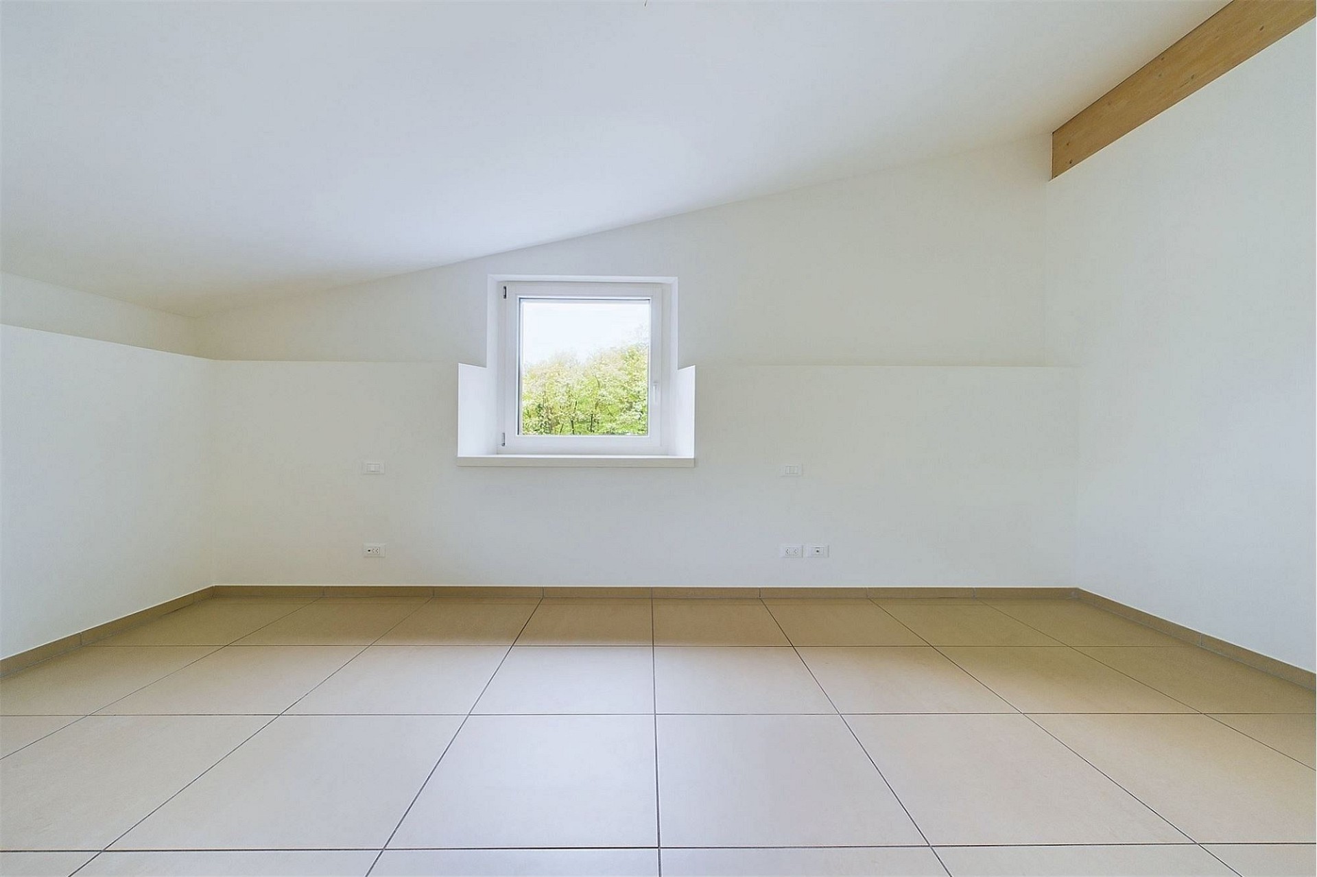 Leerer Dachraum mit Fenster