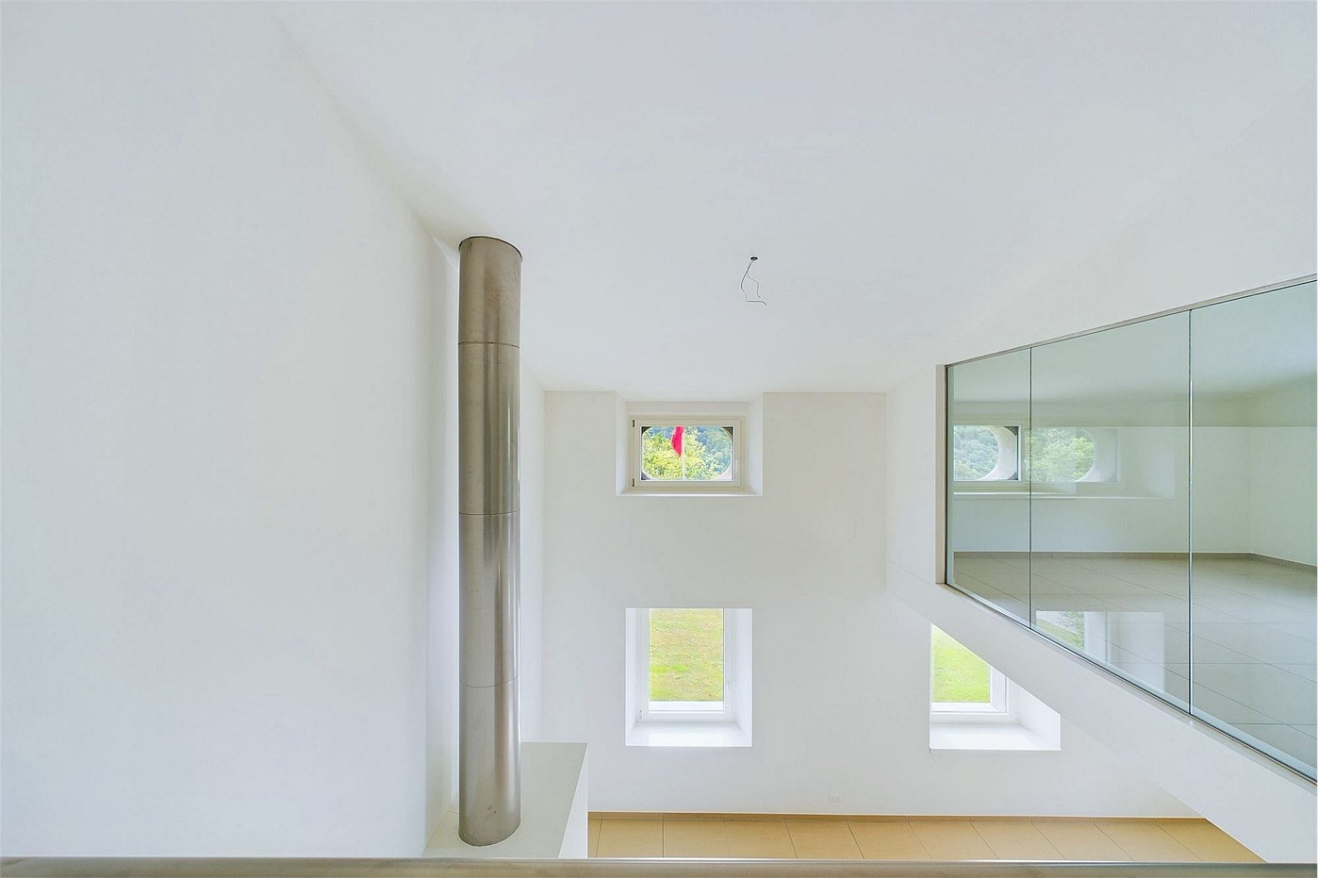 Helles, modernes Treppenhaus mit Galerie
