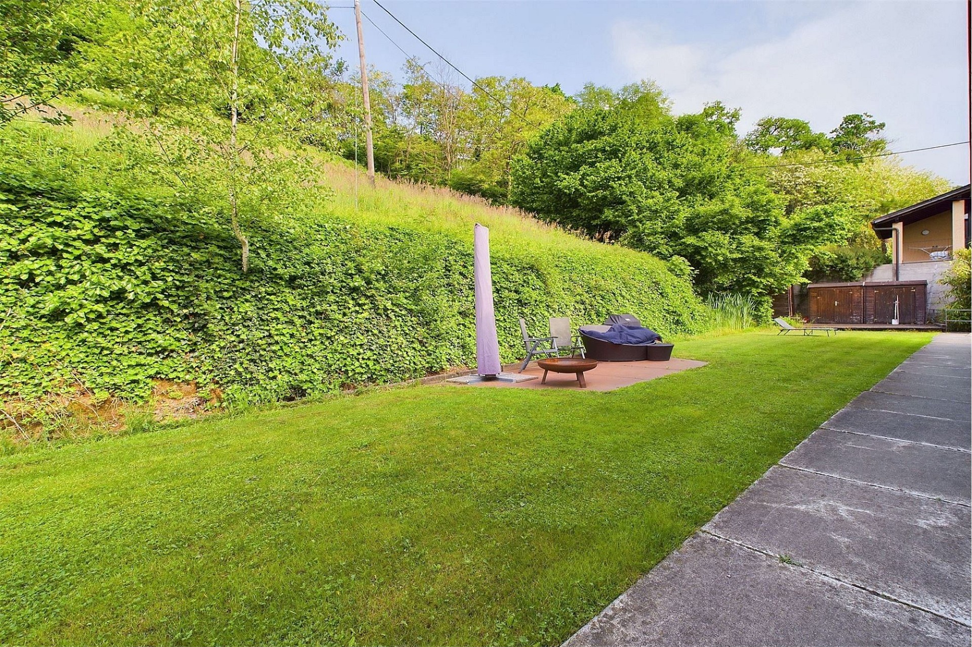 Großer Garten mit Lounge-Bereich