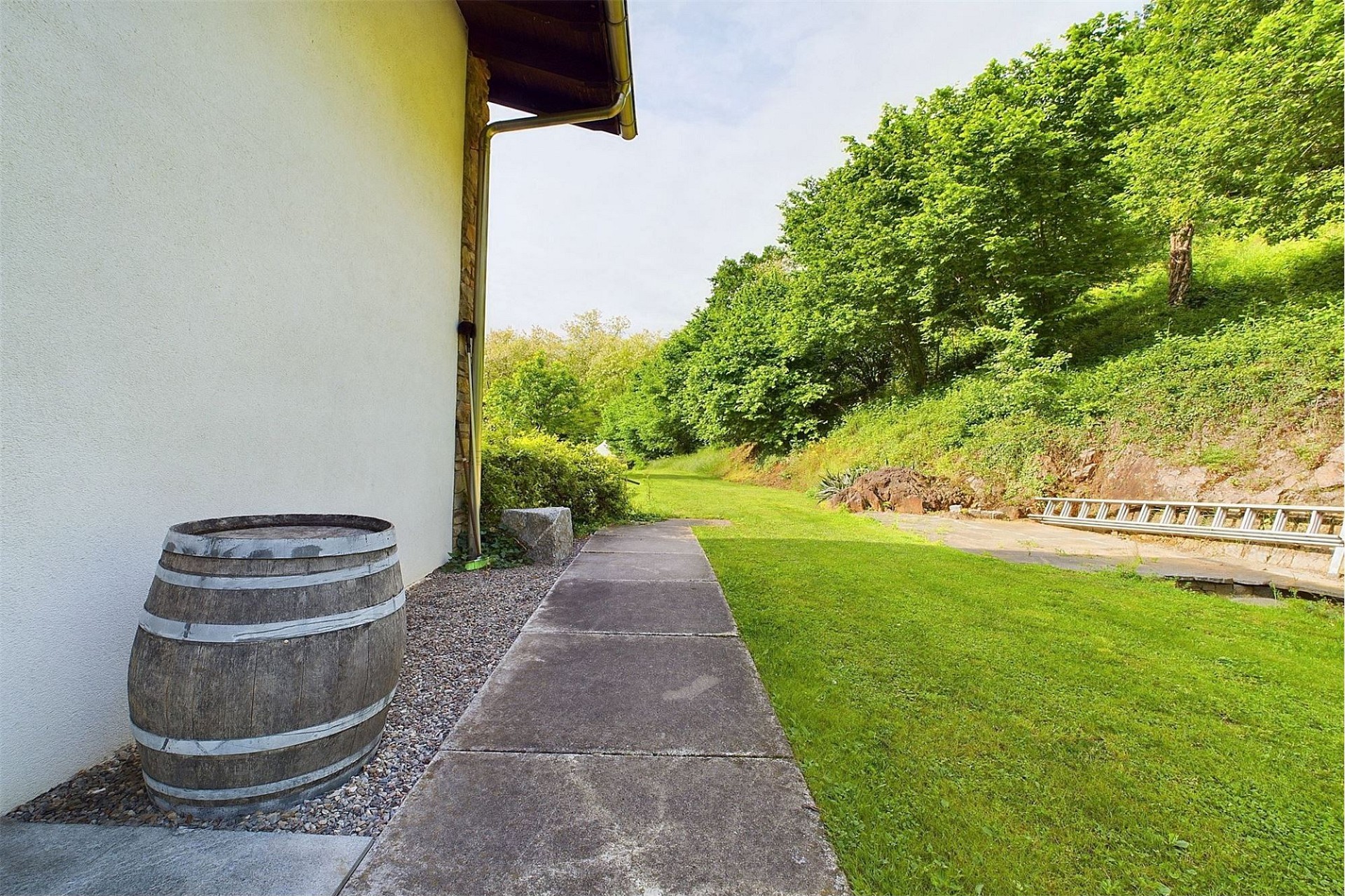 Außenbereich mit Garten- und Wegansicht