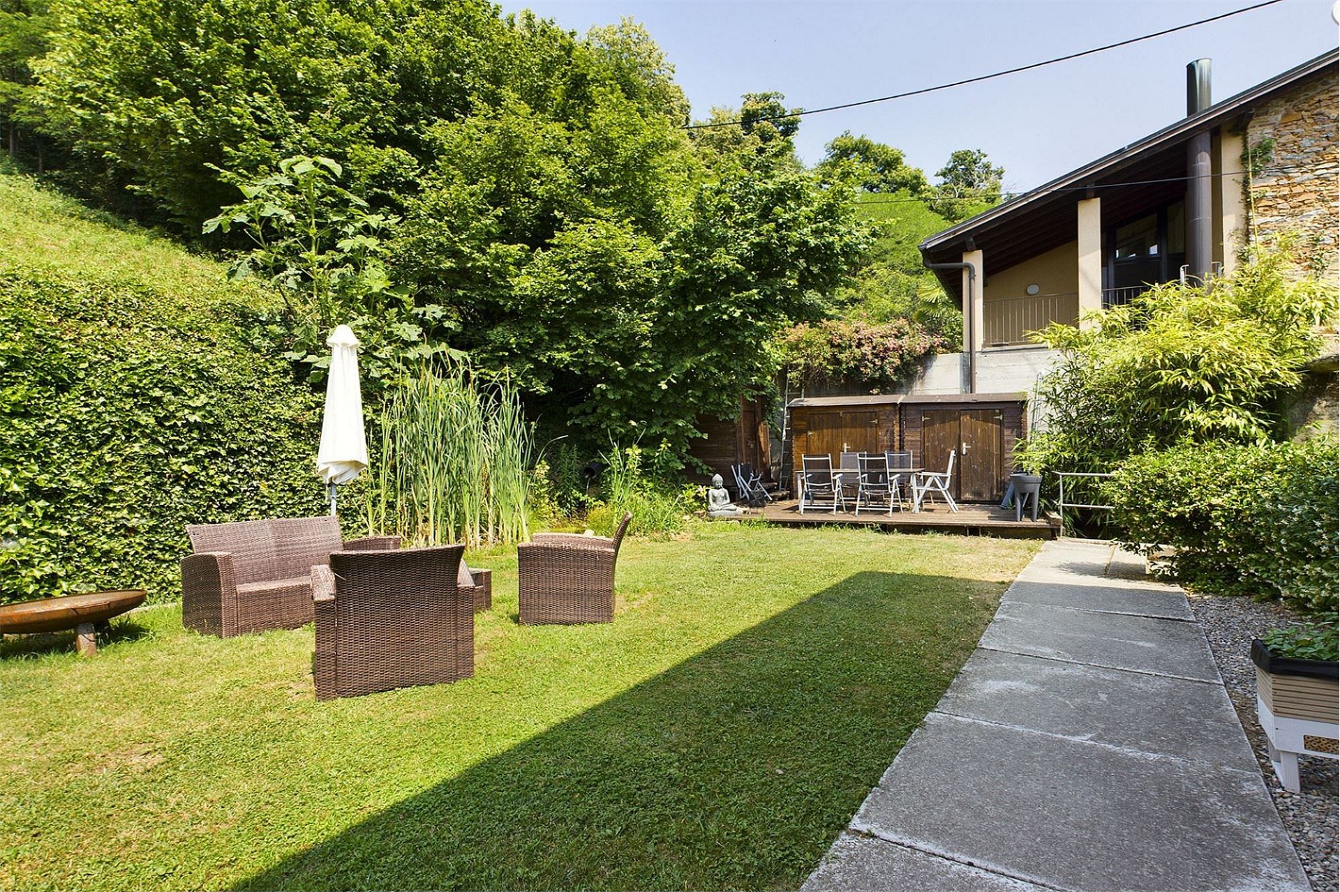 Großer Garten mit Terrasse am Haus