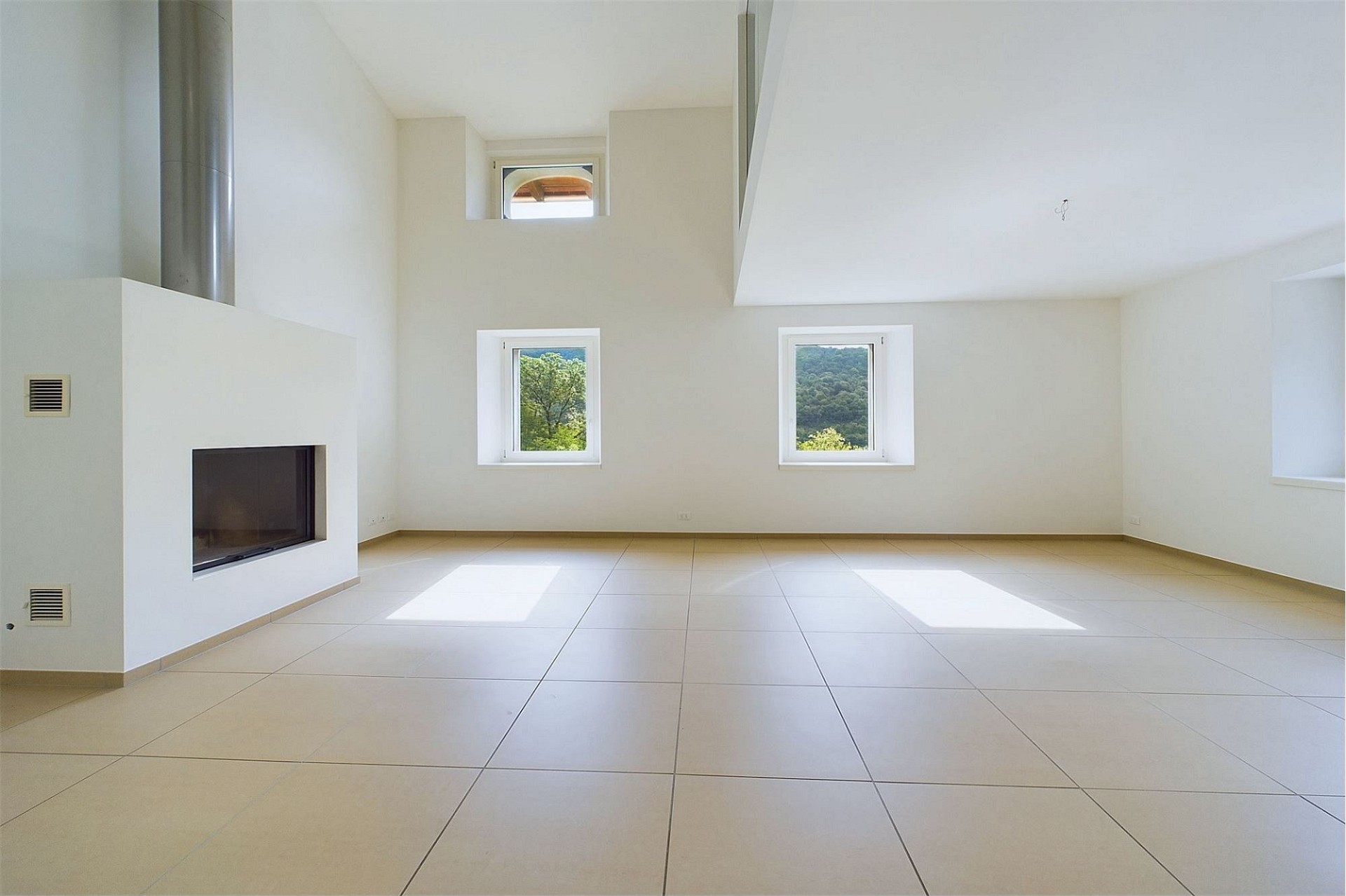 Heller Wohnraum mit Kamin und Ausblick