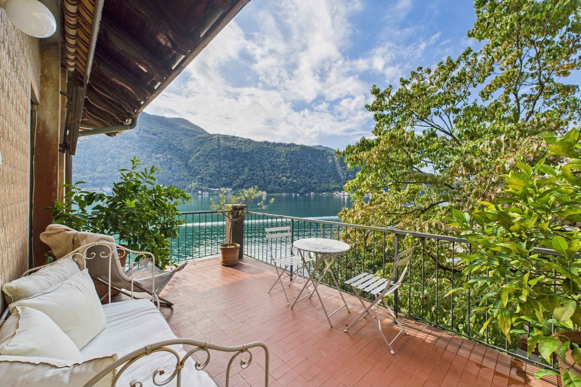 Balkon mit Seeblick und Bergpanorama