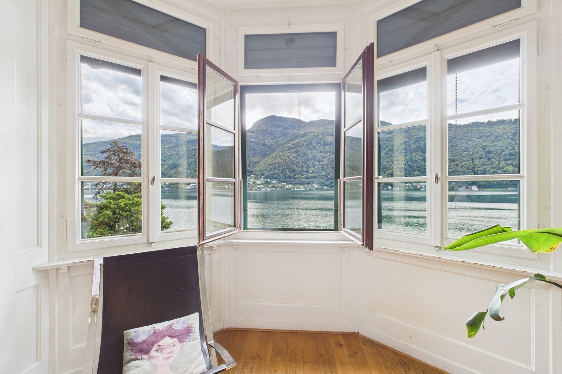 Heller Erkerraum mit Seeblick