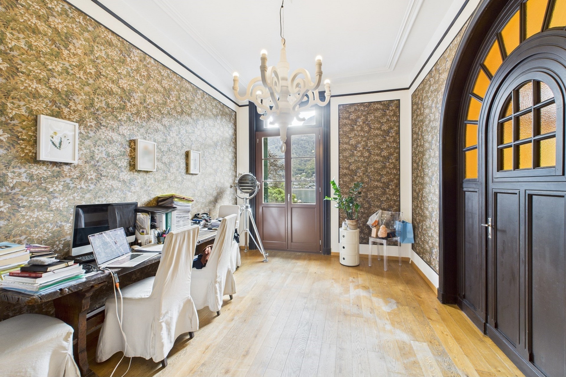 Elegantes Arbeitszimmer mit Blumenwandtapete