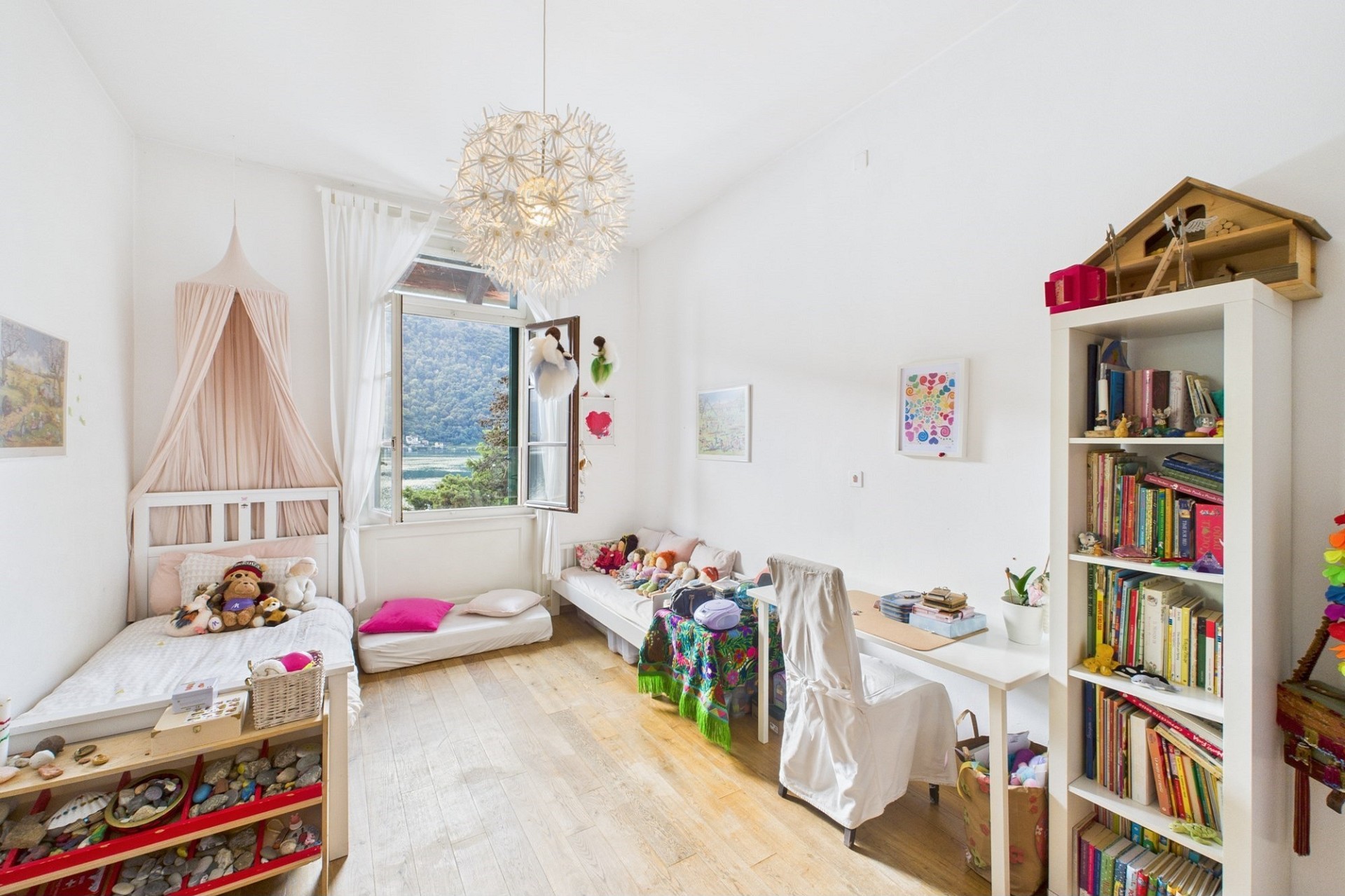 Helles Kinderzimmer mit Blick ins Grüne