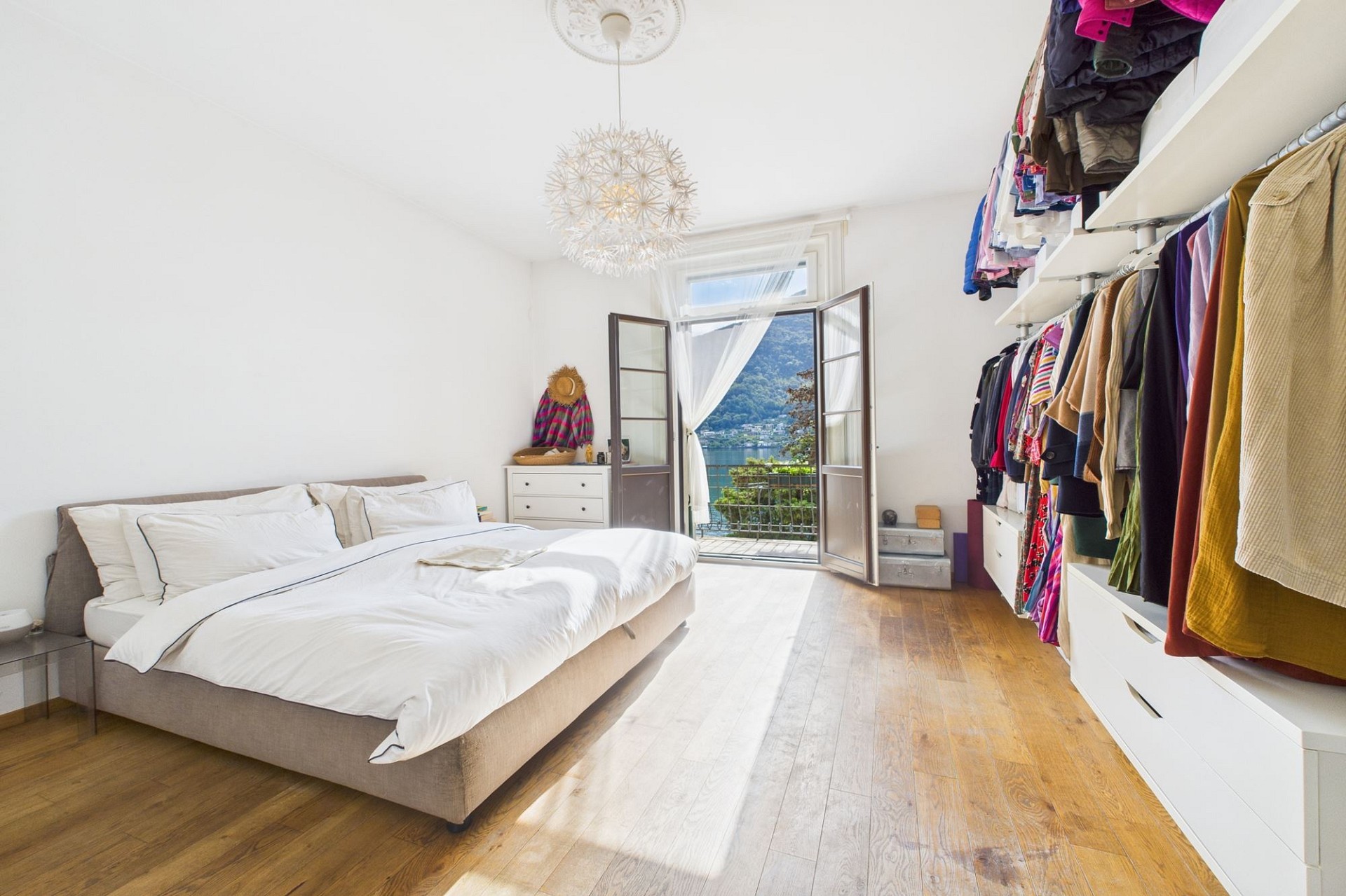 Helles Schlafzimmer mit Ankleide und Balkonblick