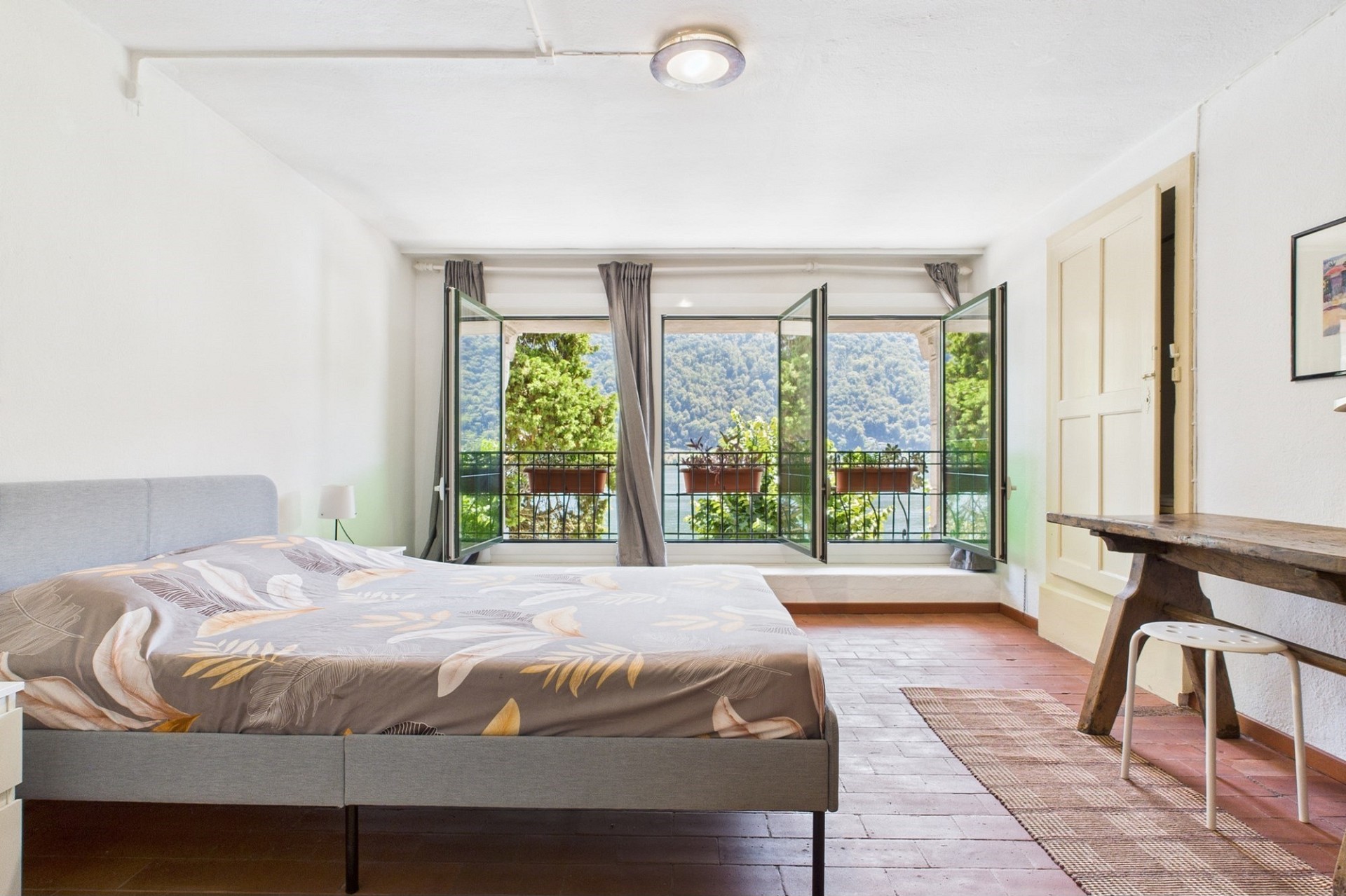 Helles Schlafzimmer mit Bergblick