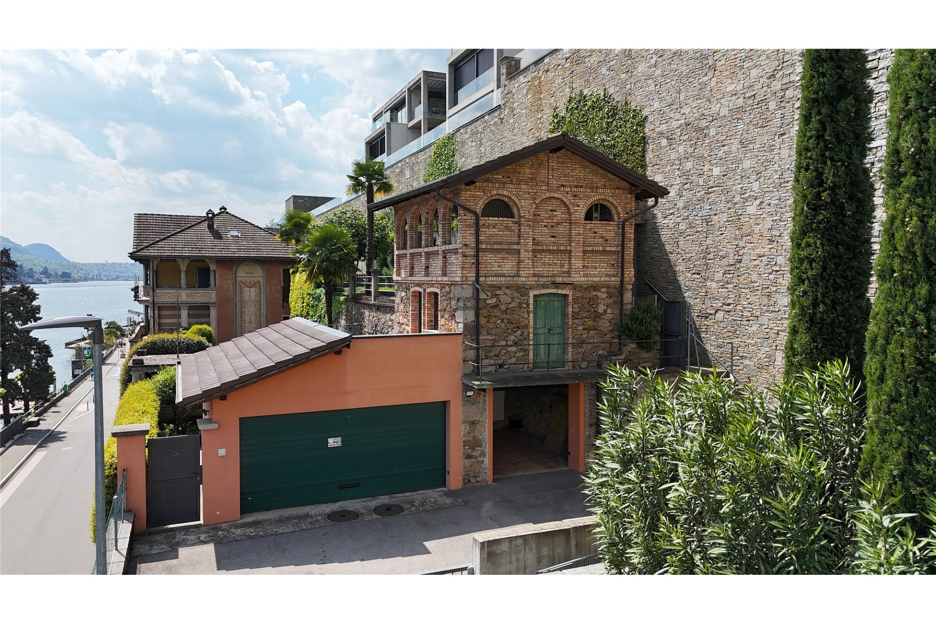 Seeblick mit gemischter historischer und moderner Bebauung