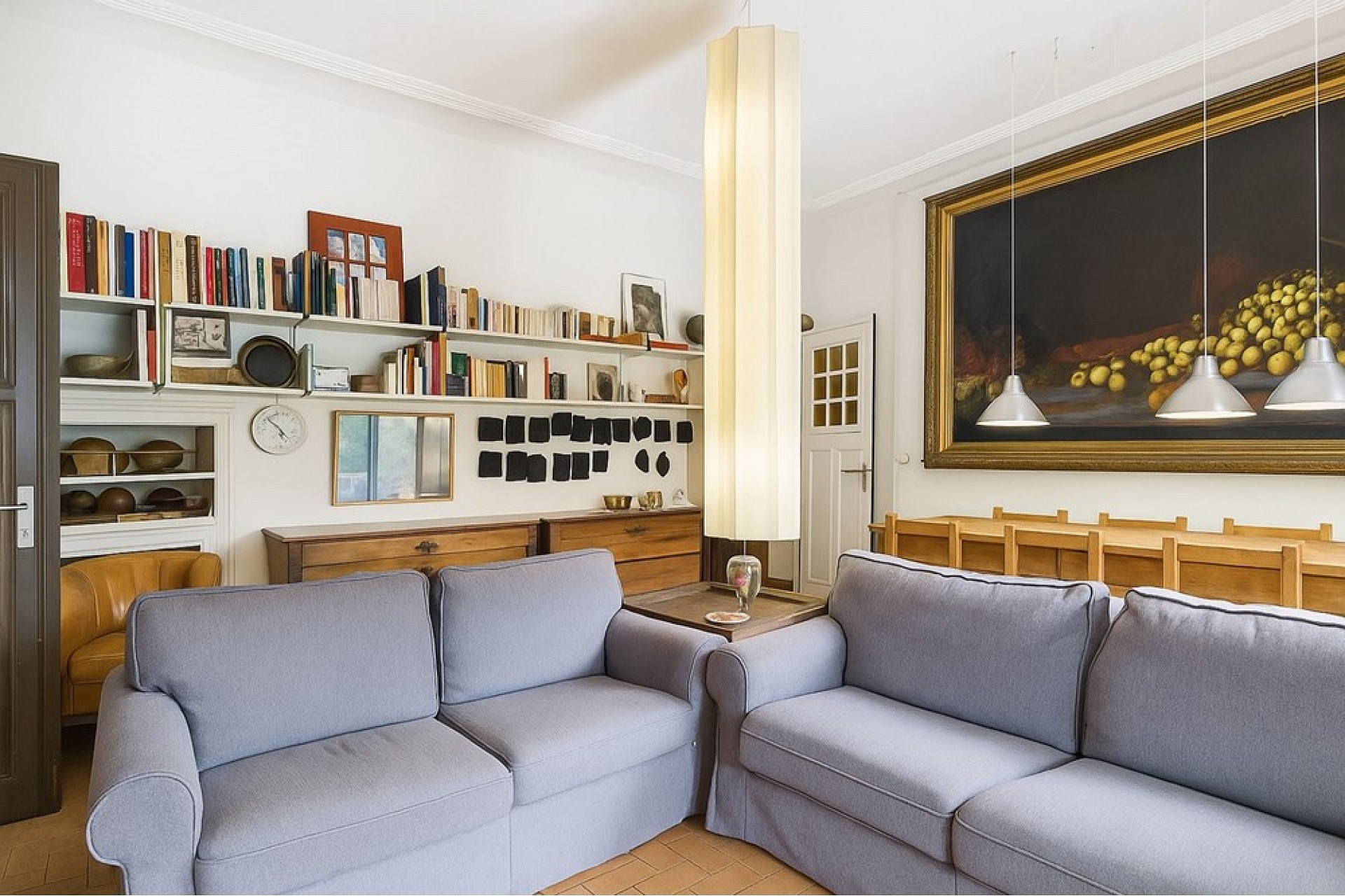 Wohnzimmer mit Kunst und Bücherregalen