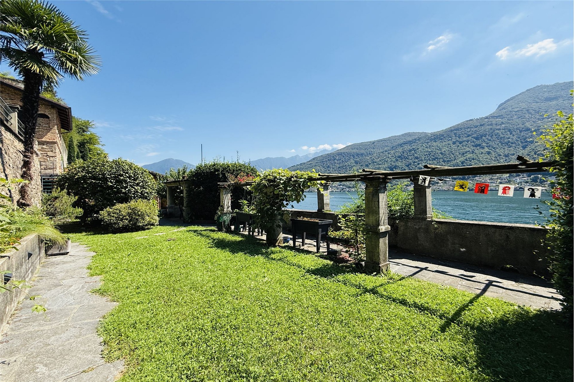 Seegarten mit Bergpanorama